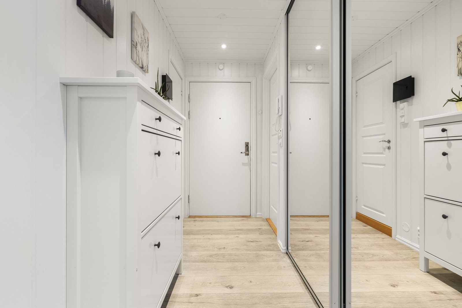 Entréen er lys og innbydende med en romslig skyvedørsgarderobe med speilfronter. Galleribilde