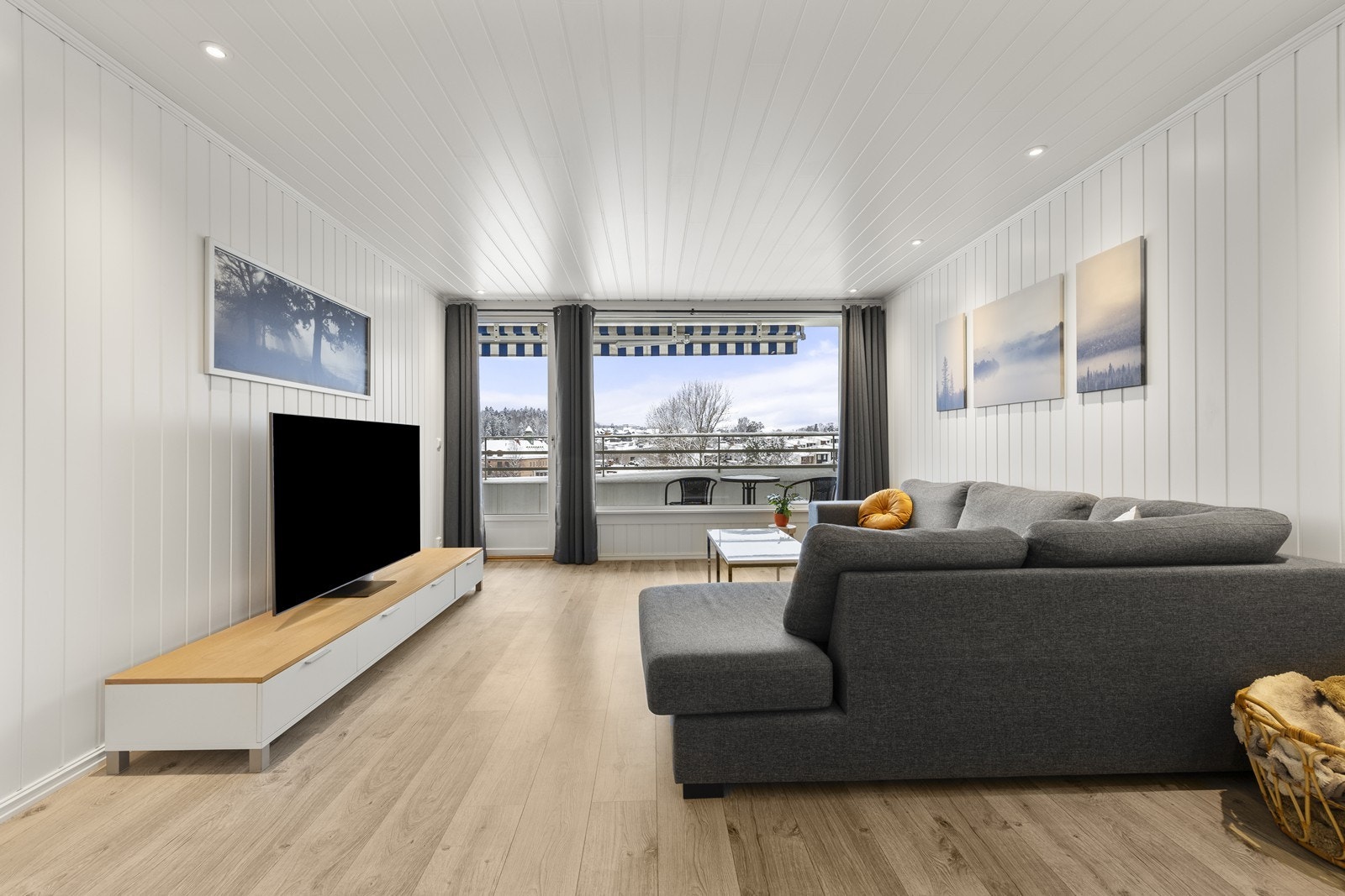 Stuen er et sentralt rom med store vindusflater og direkte utgang til balkongen. Galleribilde