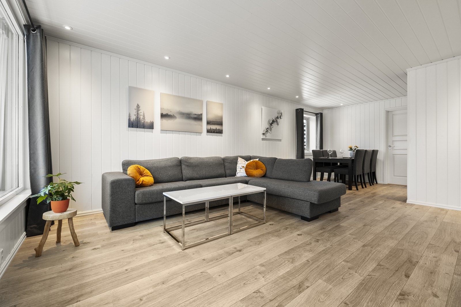 Downlights i himlingen gir god og jevn belysning i hele rommet. Galleribilde