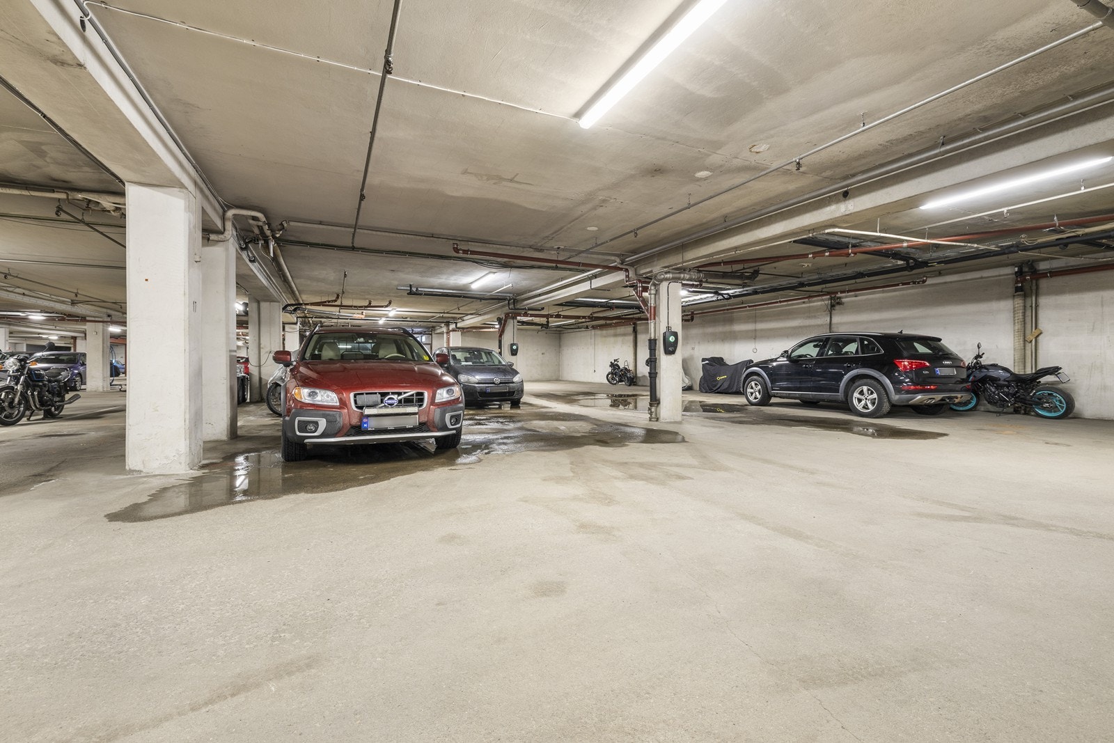 Leiligheten disponerer en garasjeplass i felles, oppvarmet garasjeanlegg. Galleribilde