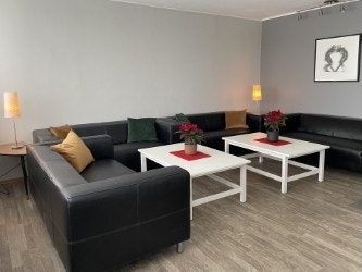 Her er det plass til både langbord og en egen sofagruppe. Galleribilde