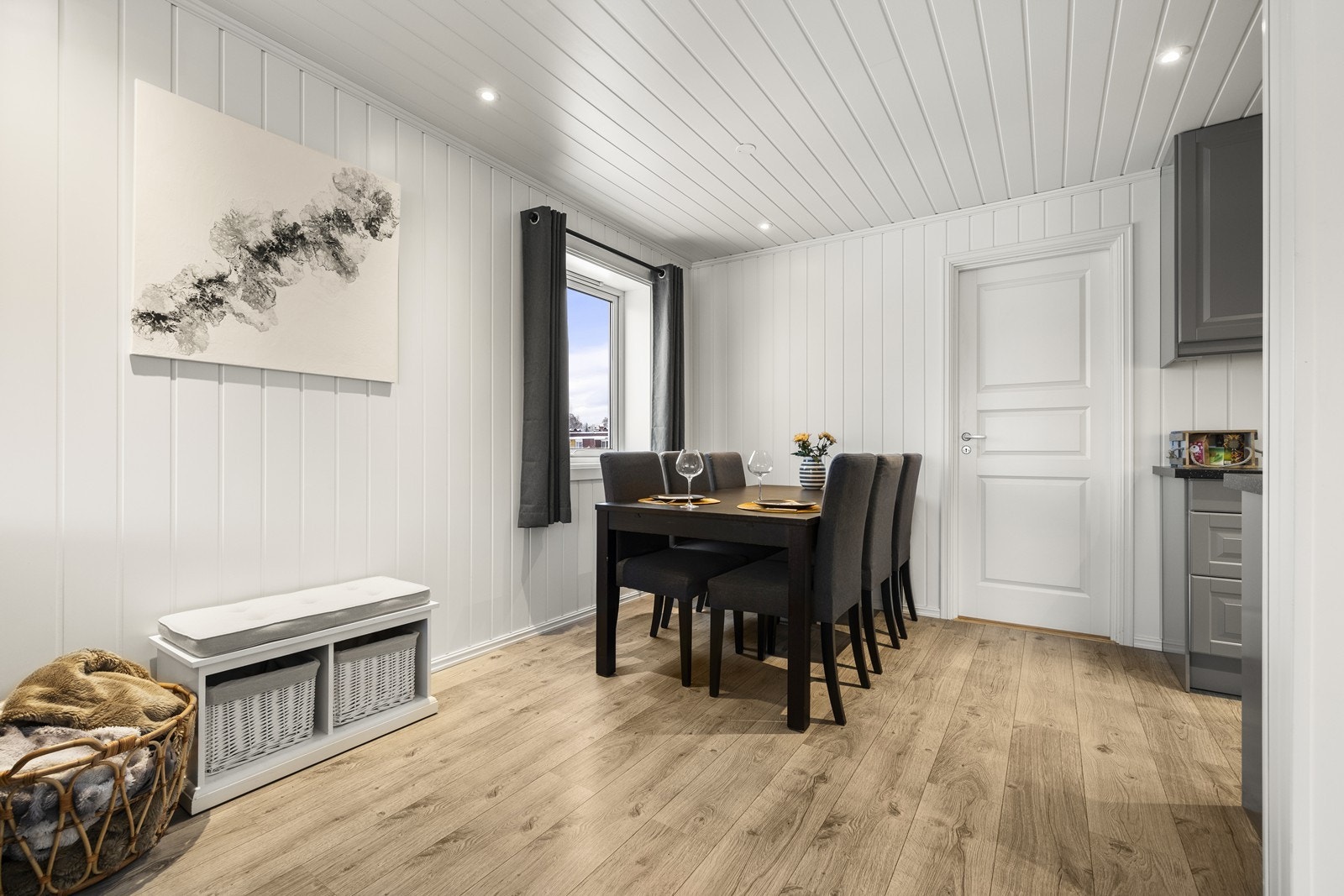 Spiseplassen er plassert i tilknytning til kjøkkenet, med plass til et hyggelig måltid. Galleribilde