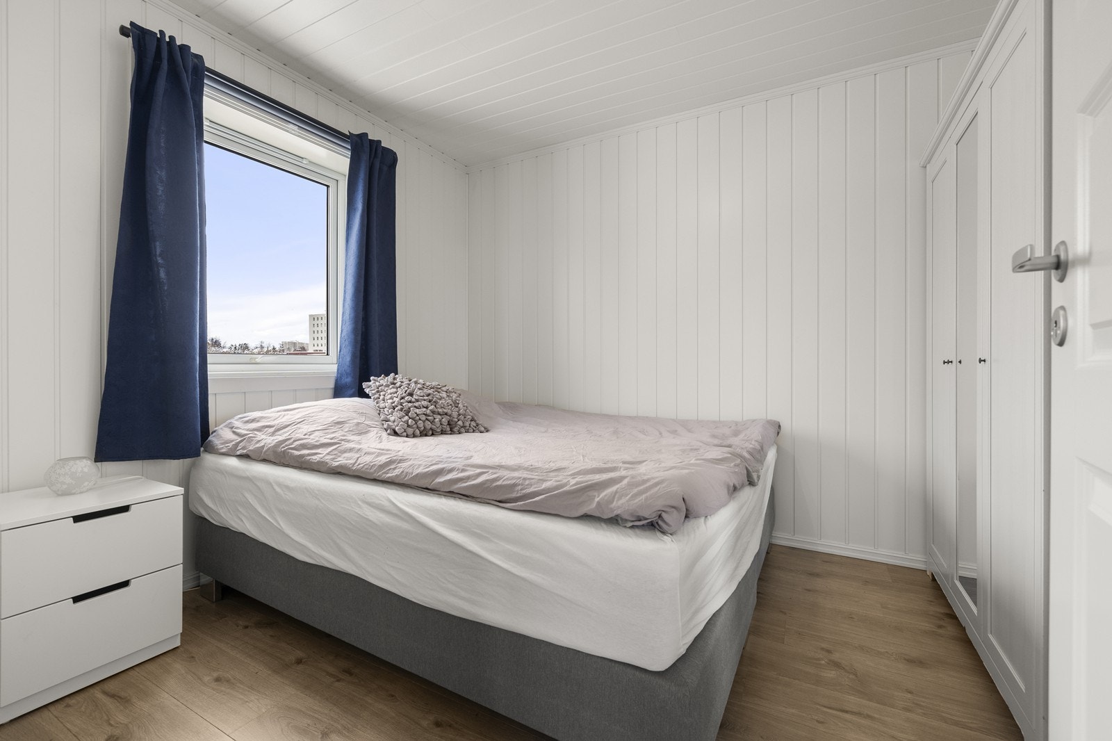 Leiligheten har to soverom, begge pusset opp i 2015. Galleribilde