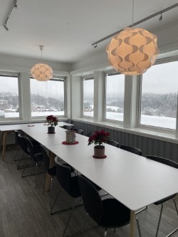 Lokalet er romslig og har store vinduer med flott utsikt. Galleribilde