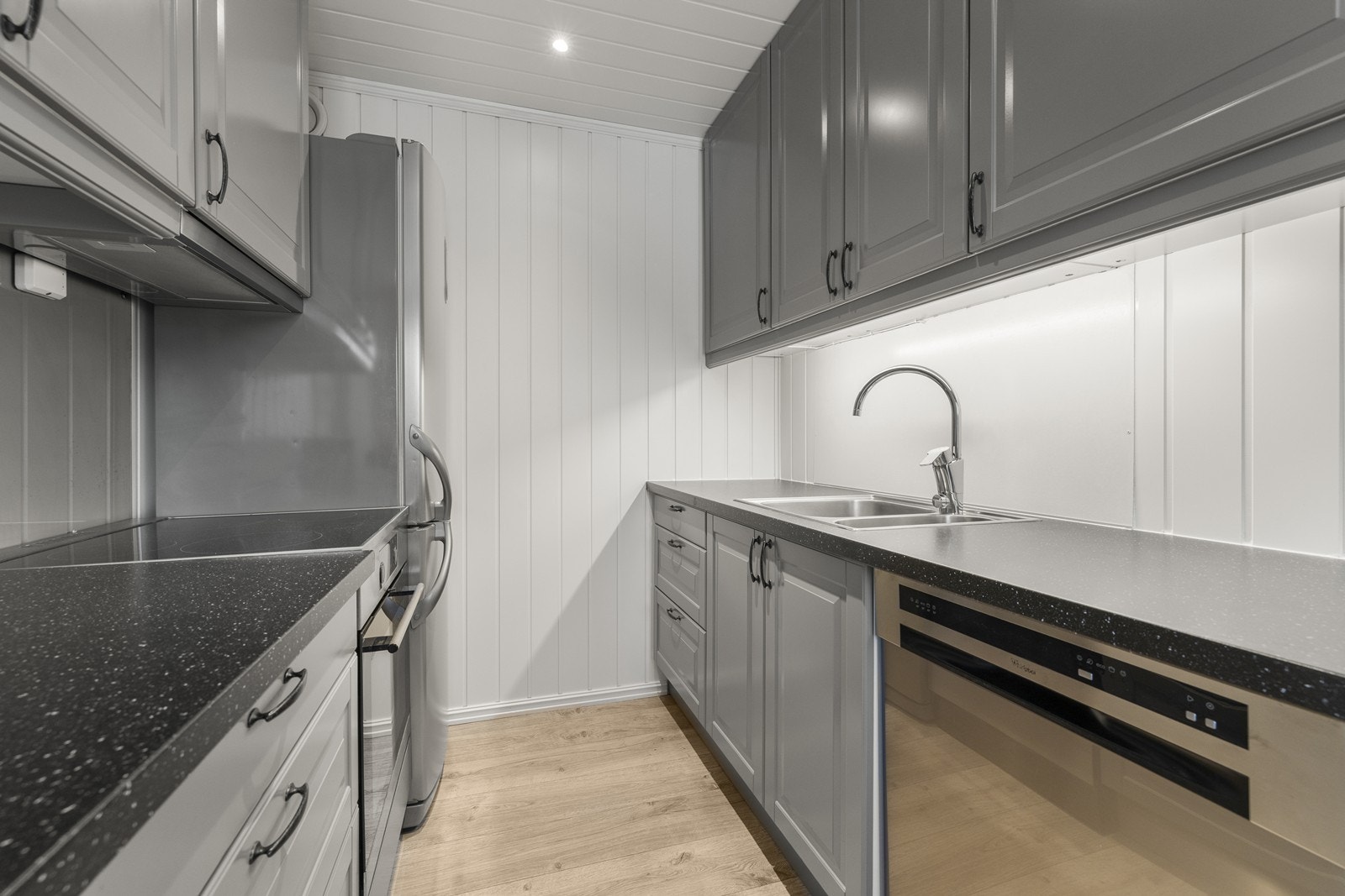 Det er godt med skap- og benkeplass, samt opplegg for oppvaskmaskin som medfølger. Galleribilde