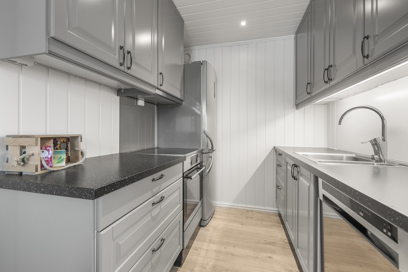 Kjøkkeninnredningen har profilerte fronter og en slitesterk laminatbenkeplate. Galleribilde