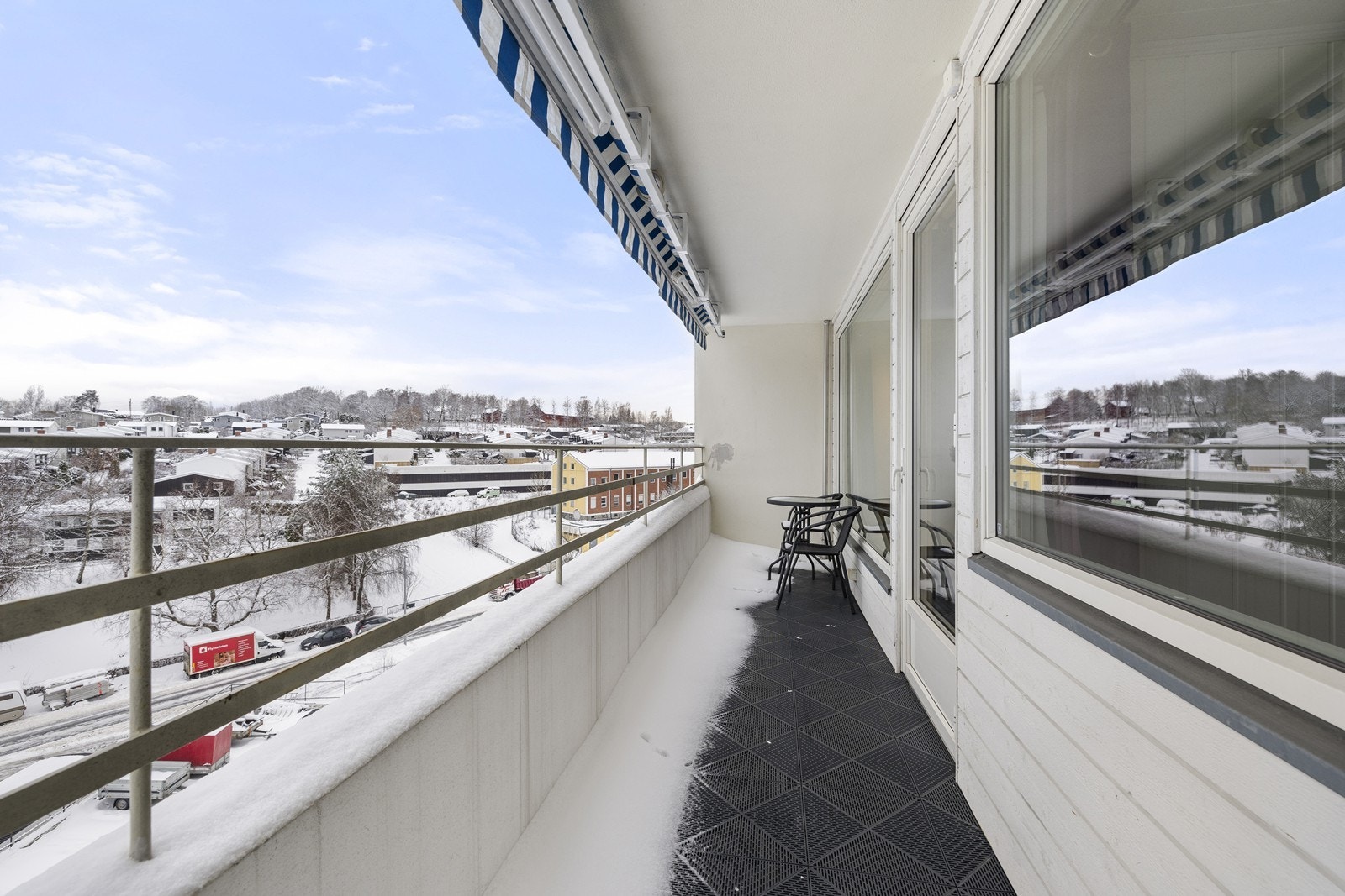 Balkongen har tremmegulv og en elektrisk markise for solskjerming. Galleribilde