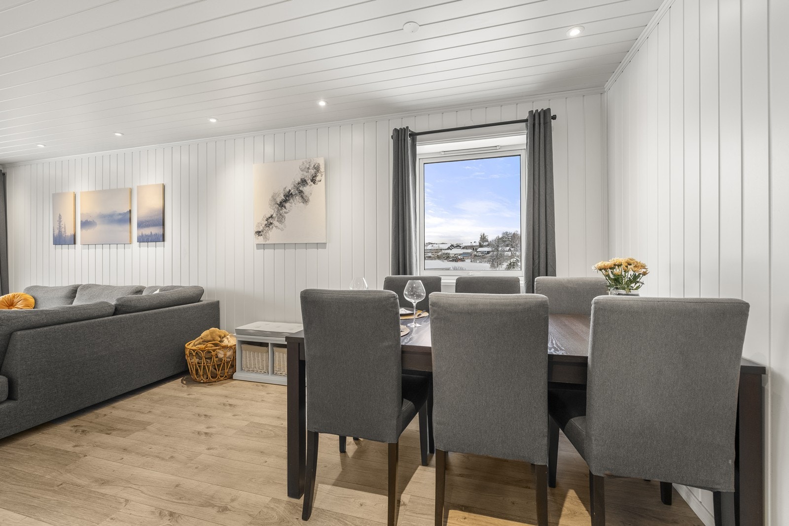 Den åpne løsningen mellom stue og spiseplass gir en sosial og fleksibel sone. Galleribilde