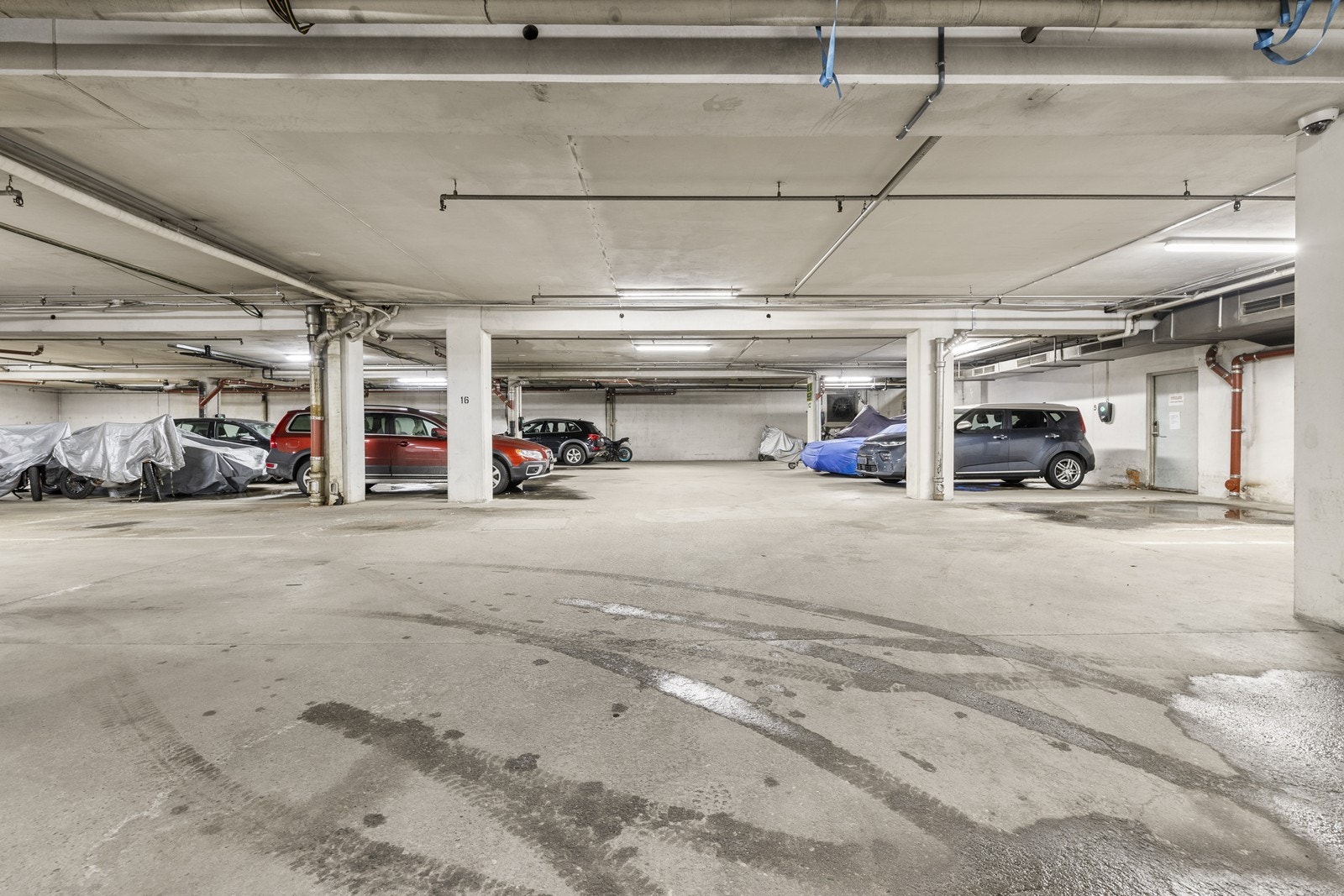 Garasjeanlegget driftes av borettslaget, med direkte adkomst via heis. Galleribilde