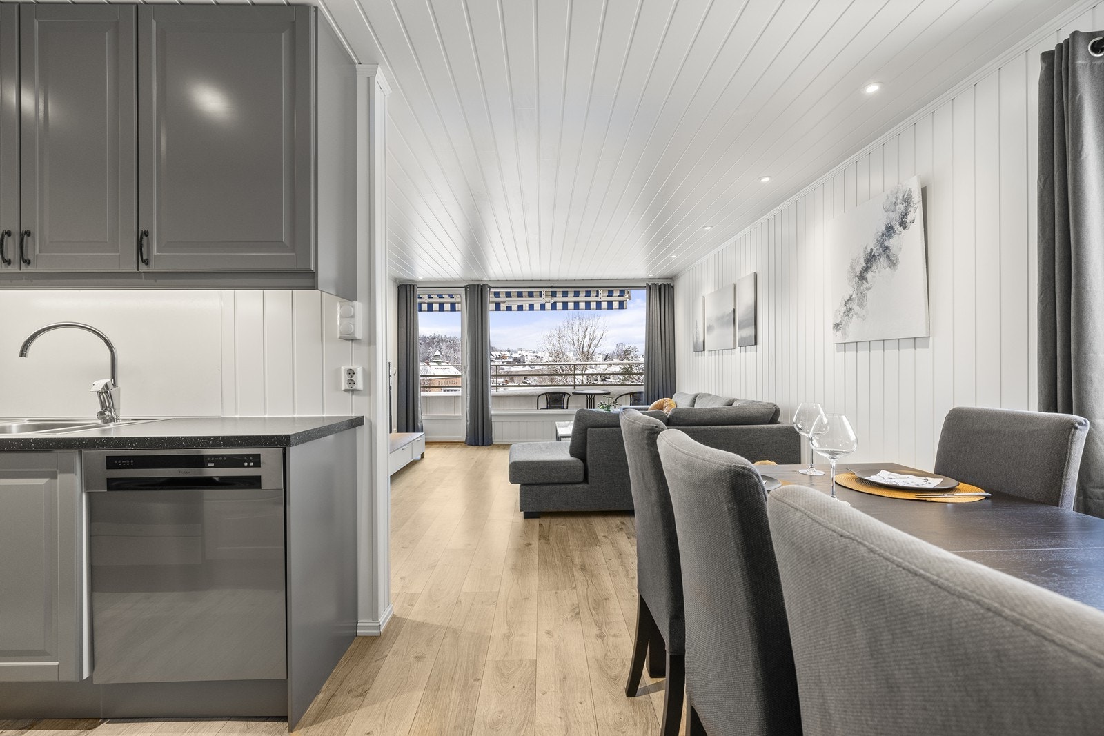 Kjøkkenet er separat, men ligger praktisk tilstøtende stuen. Galleribilde