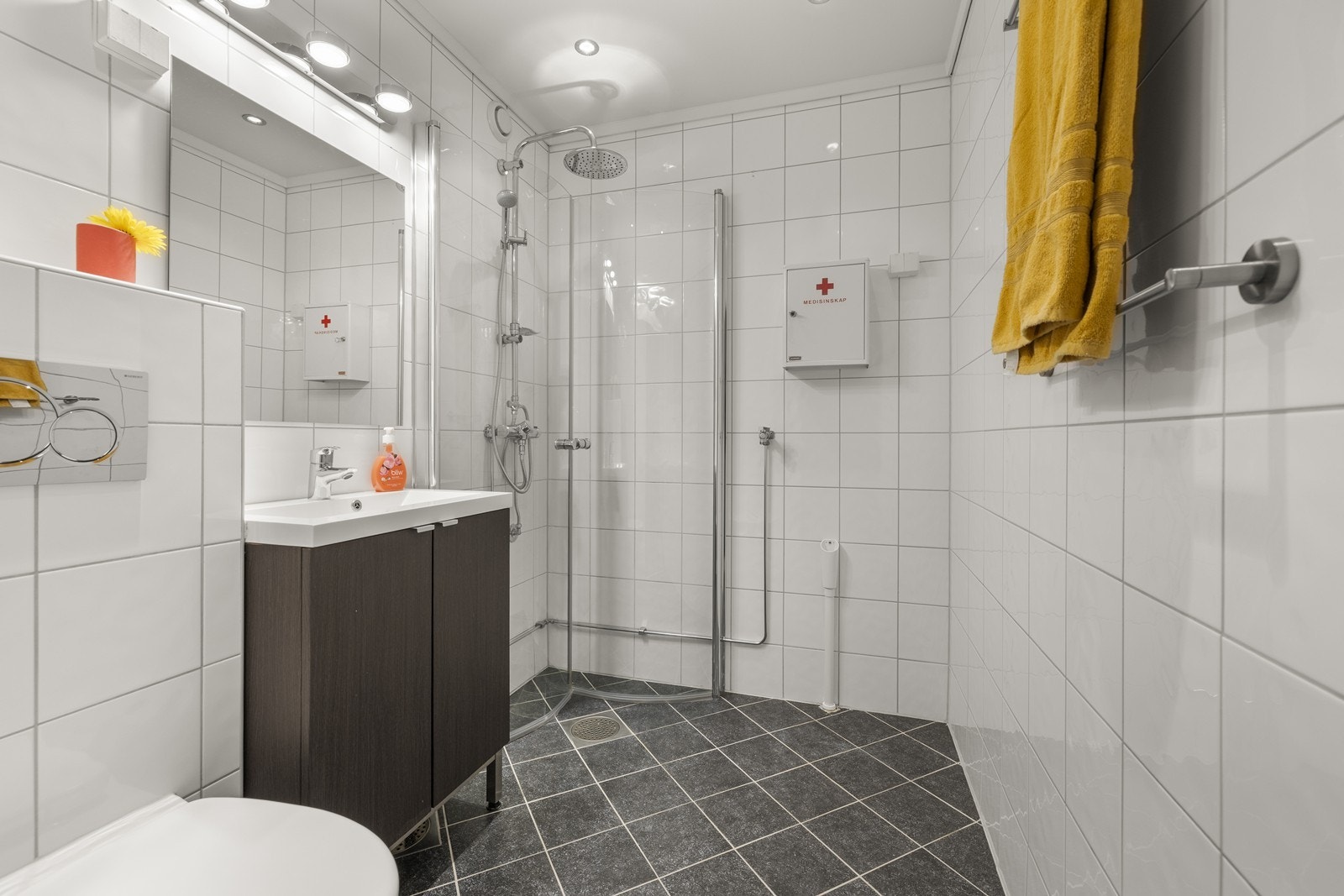 Badet ble rehabilitert i 2007 og har fliser, varmekabler og opplegg for vaskemaskin. Galleribilde