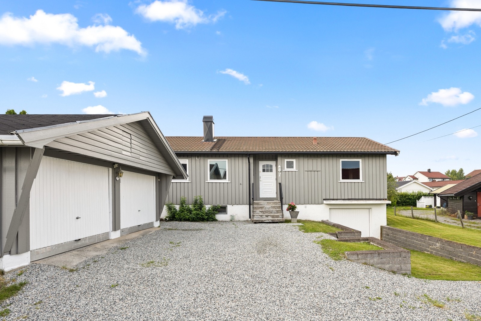 Dobbelgarasje med vippeport og to praktiske boder for ekstra lagringsplass. Galleribilde