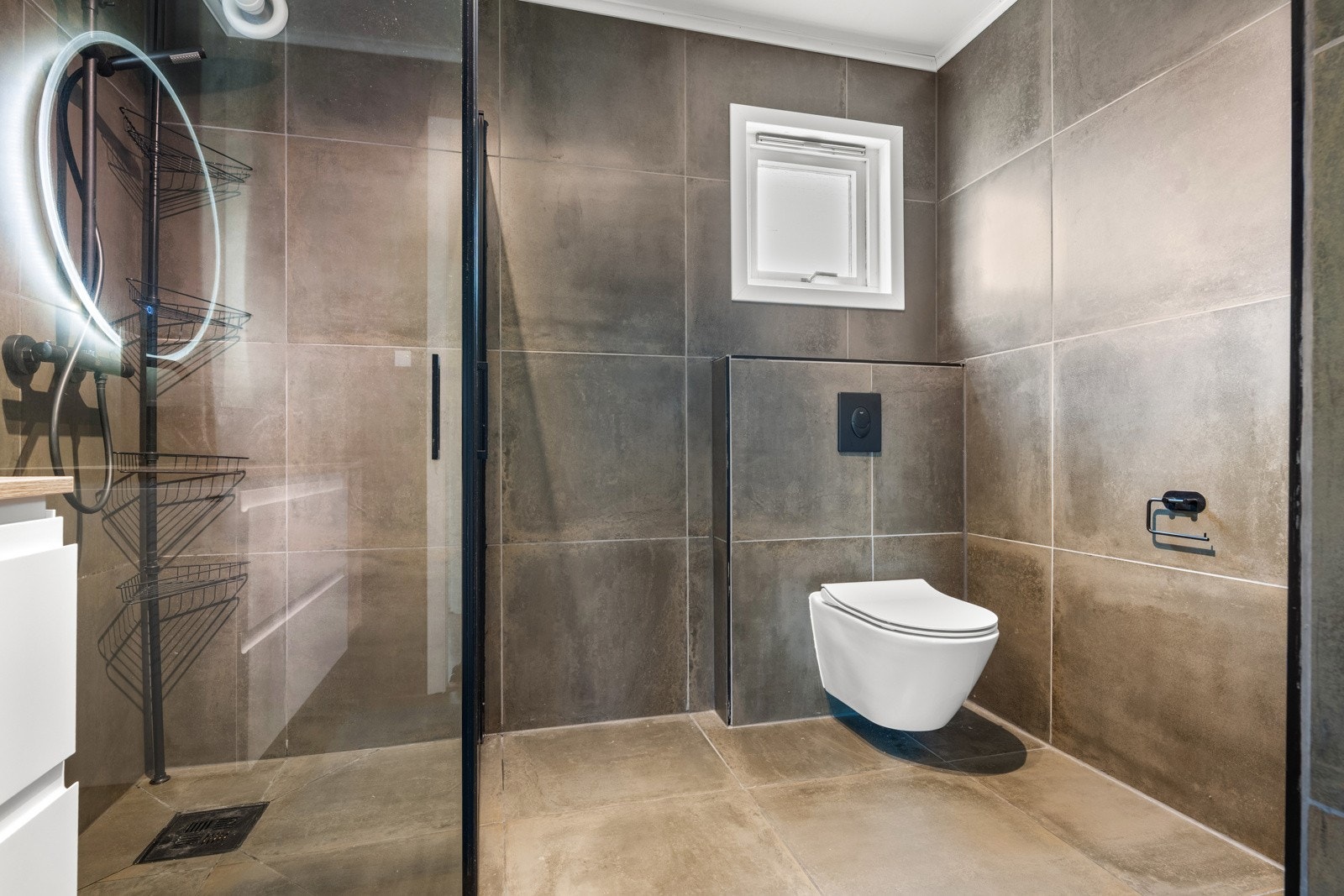 Totalrenovert bad fra 2022 med stilrent design og gulvvarme. Galleribilde