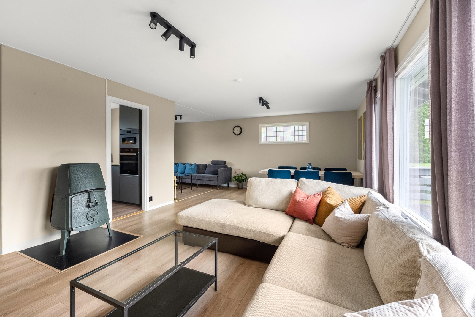 Luftig stue med mange møbleringsalternativer. Galleribilde