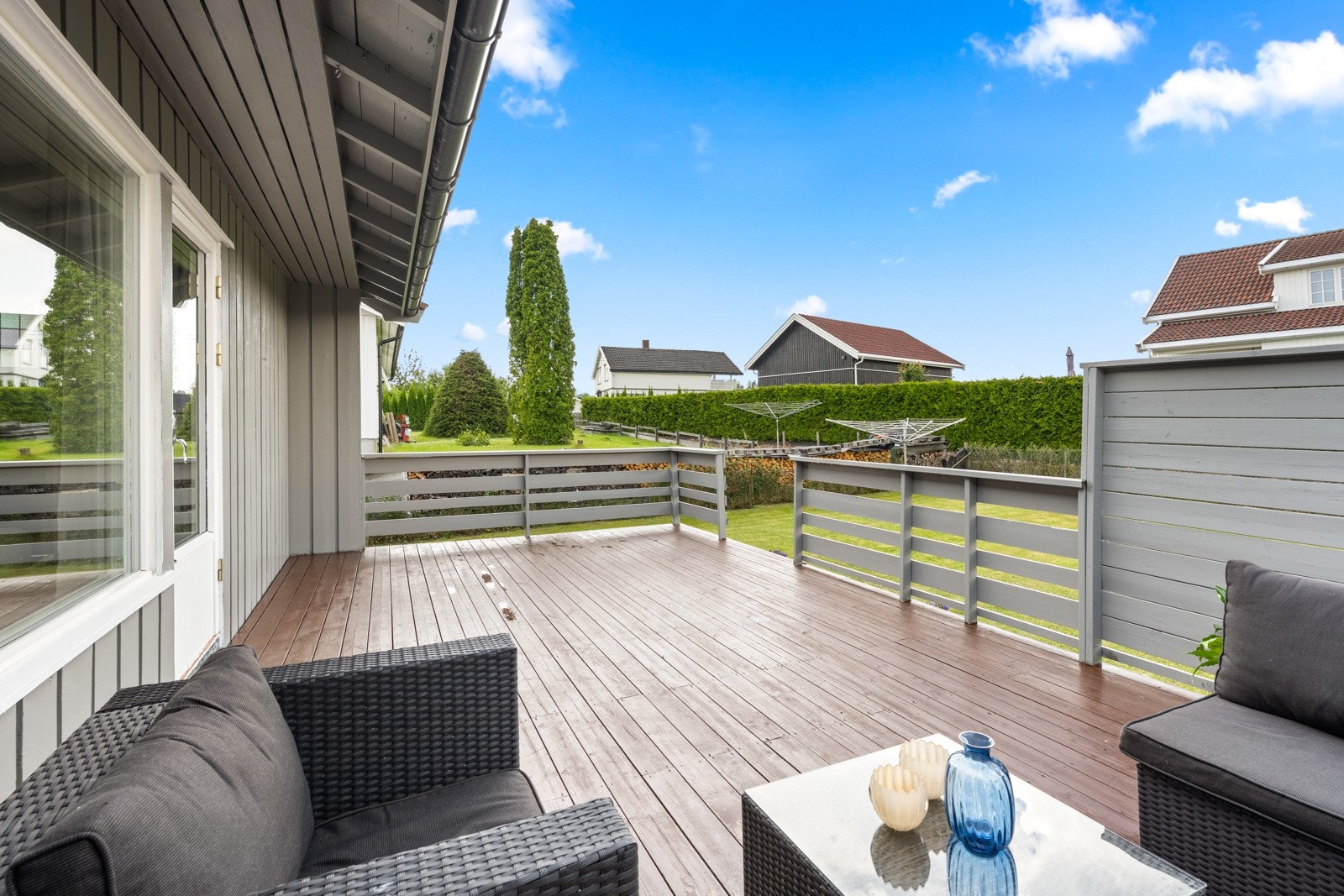 Du har direkte utgang til terrassen fra stuen. Galleribilde