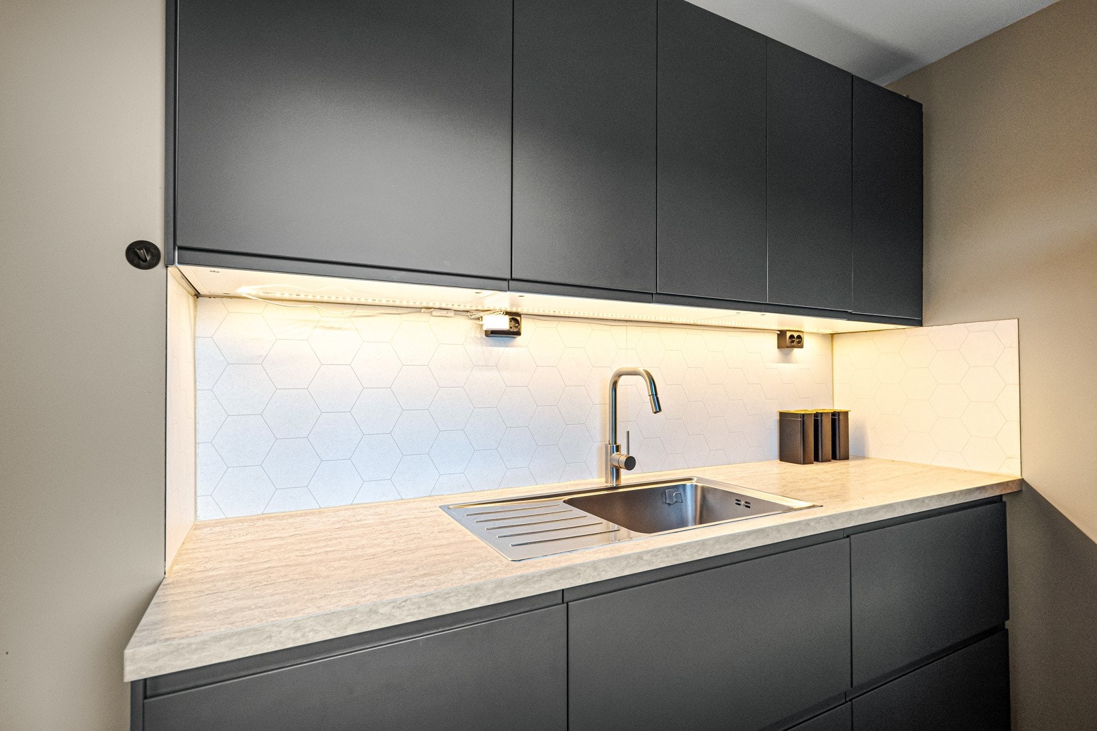 Kjøkkenet har lyse, stilige overflater og store vinduer som skaper et lyst og innbydende rom. Galleribilde