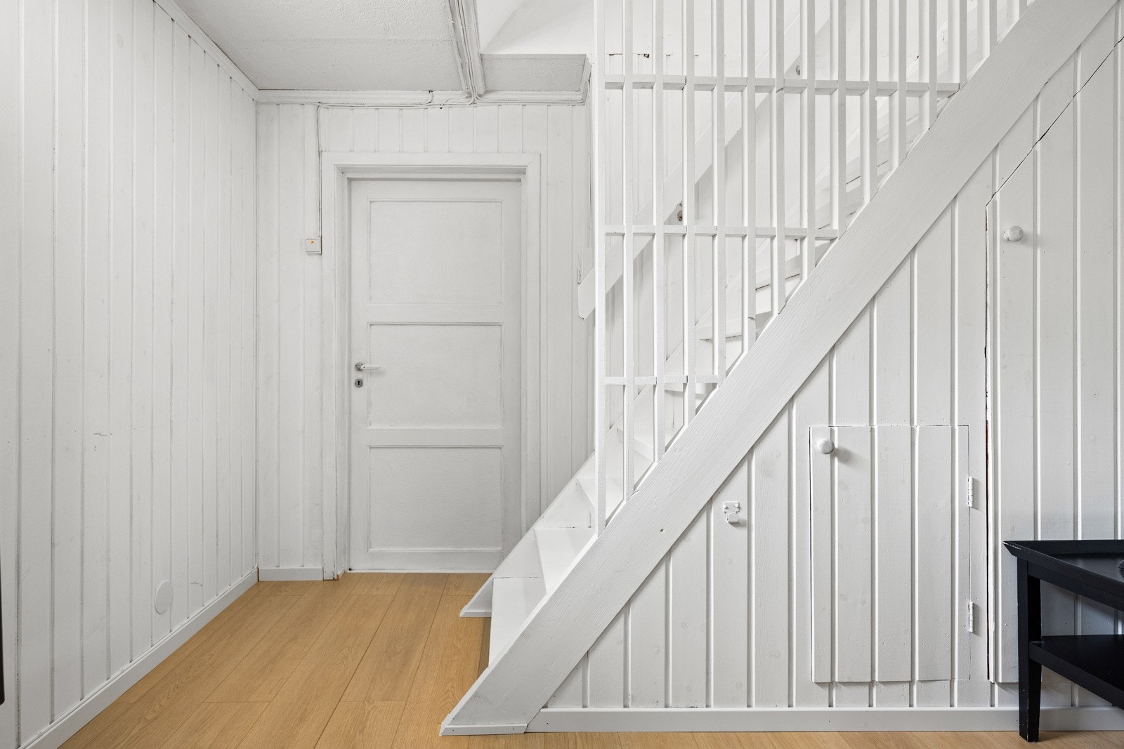 Kjelleren har gang, kjellerstue, bod, vaskerom og garasje. Galleribilde