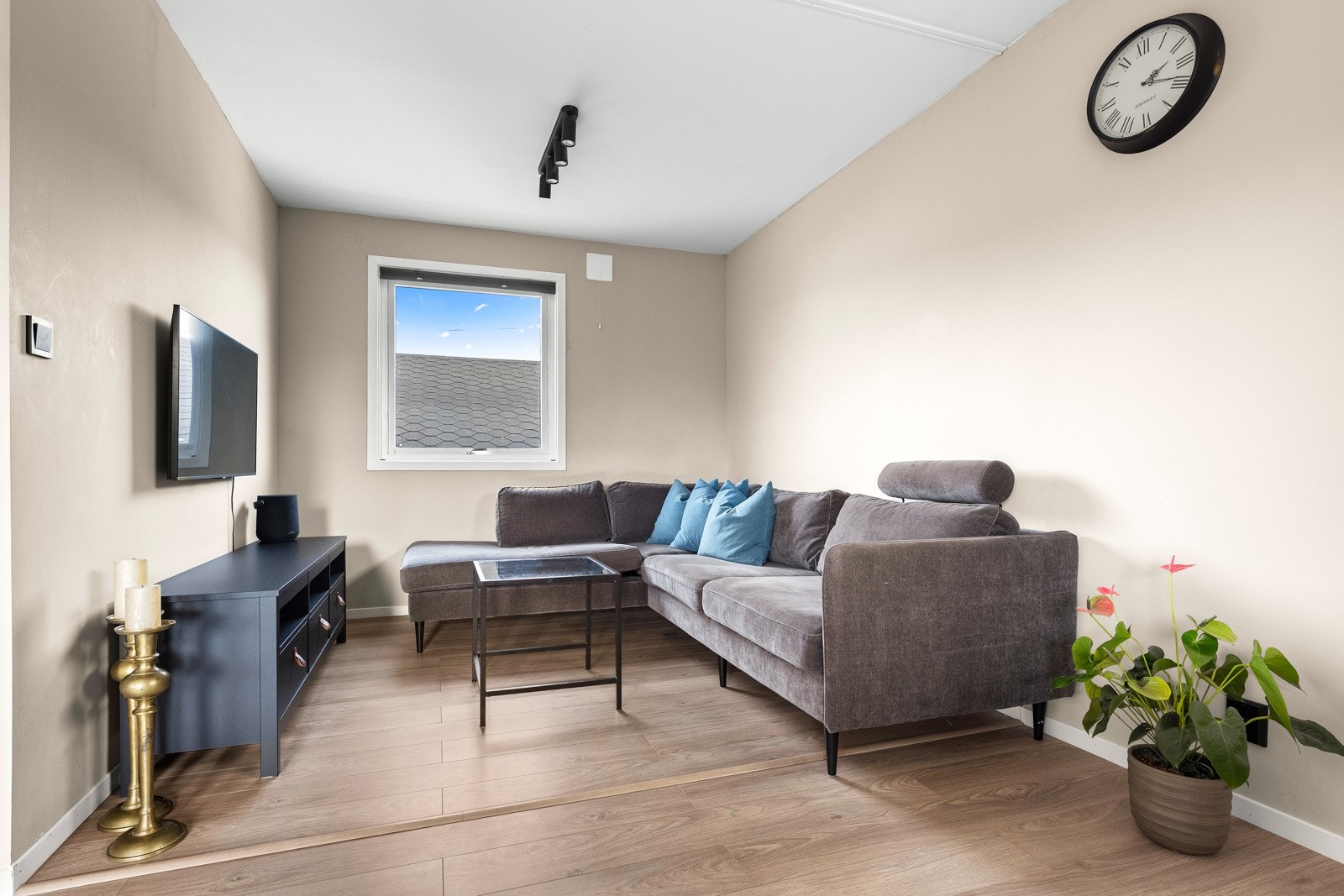 Stuen har en delvis adskilt TV-stue med plass til en komfortabel hjørnesofa. Galleribilde