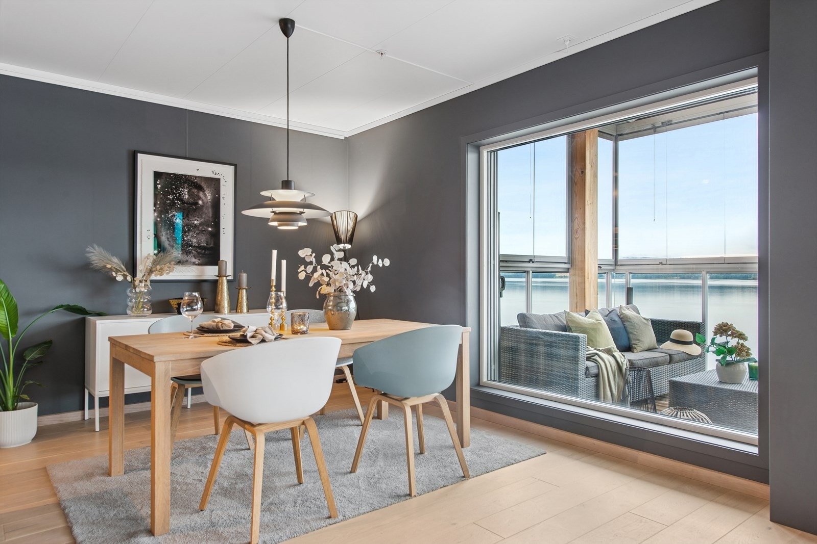 Romslig spisestue, her kan man nyte et godt måltid med familie og- venner, samtidig som man kan nyte utsikten utover Mjøsa. Galleribilde