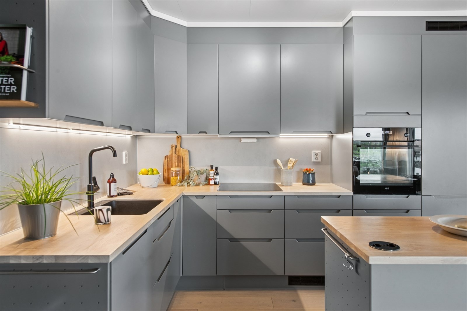 Delikat kjøkken fra HTH med slette fronter og gripekanter. Galleribilde