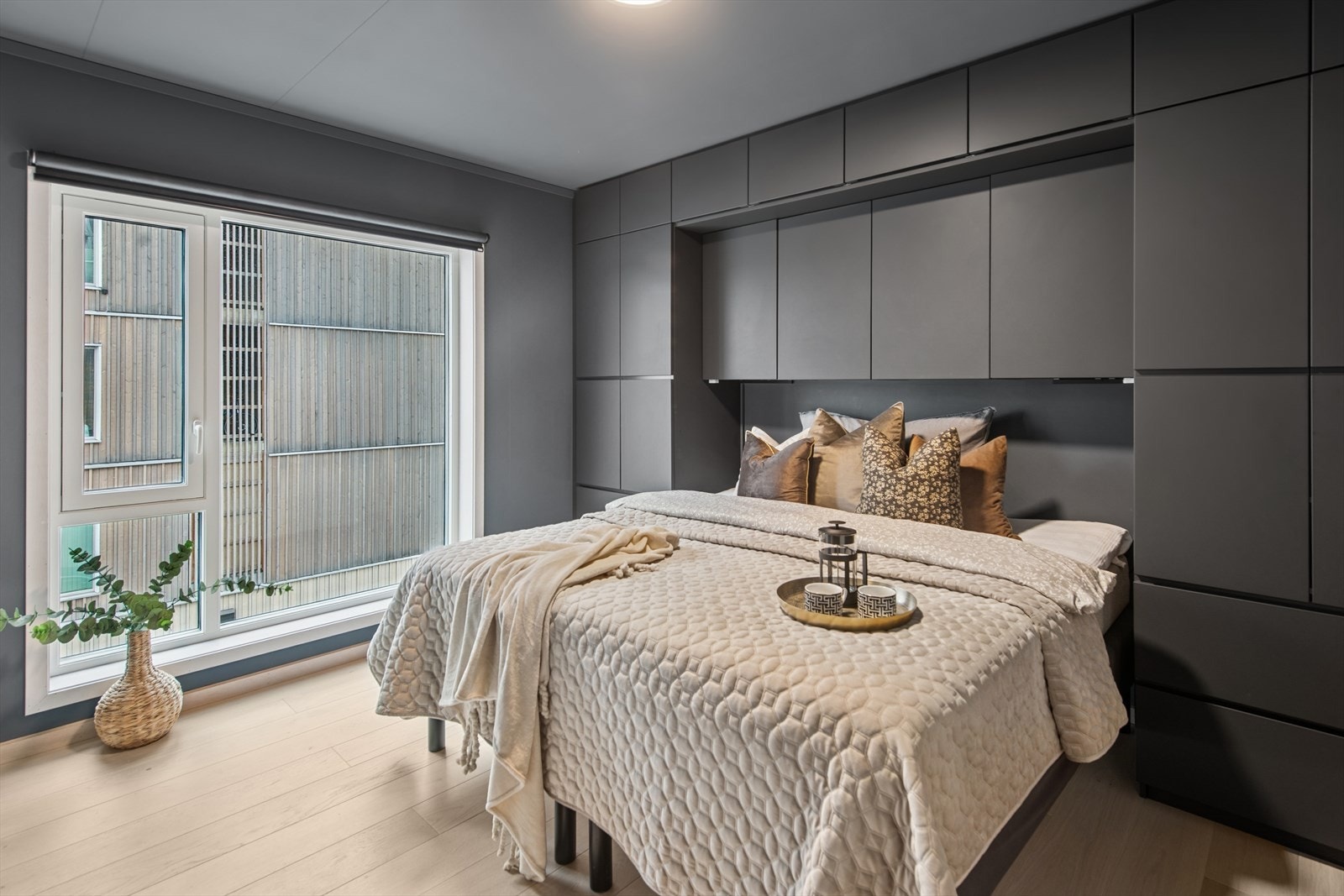 Hovedsoverommet er meget romslig med meget god plassbygd skapplass. Galleribilde