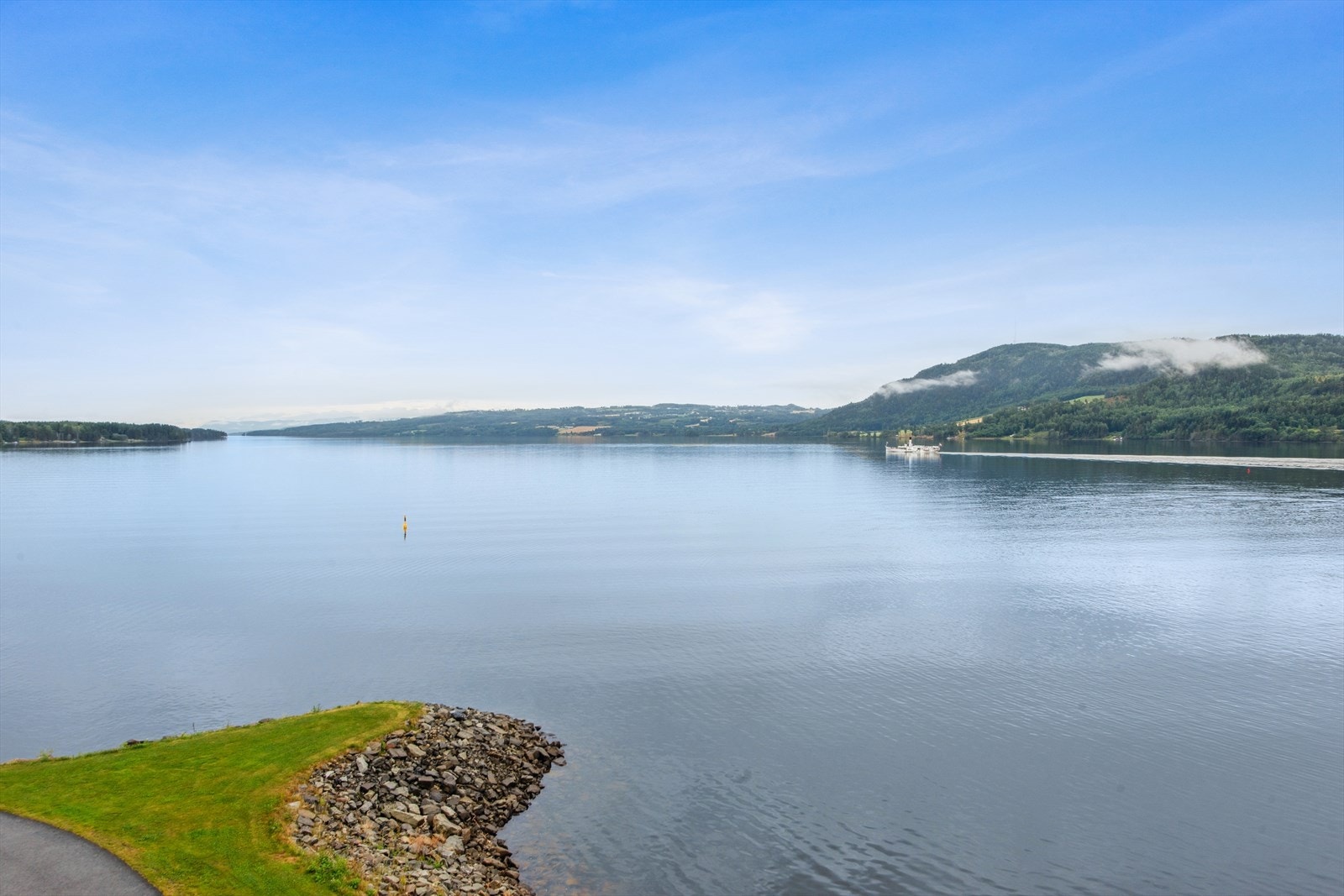 Fra leiligheten kan du se Mjøsas hvite svane. Galleribilde