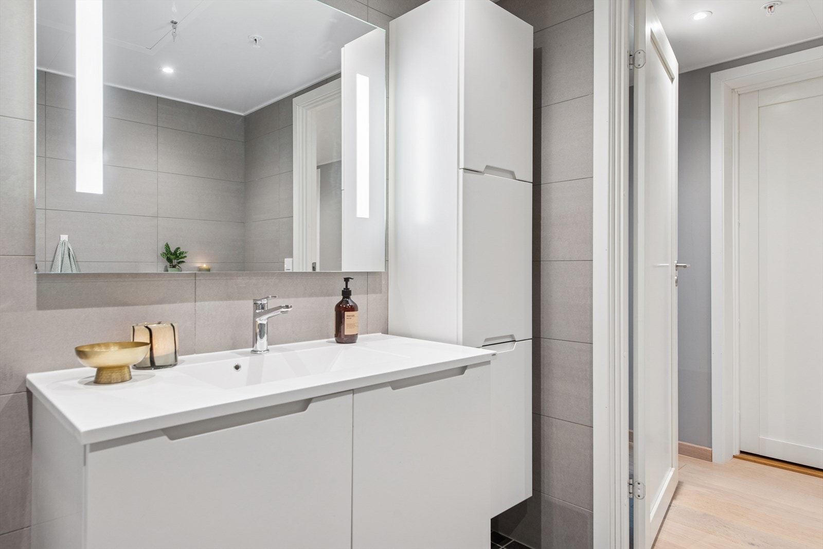 På badet er det rikelig med skapplass for oppbevaring av toalettsaker. Galleribilde