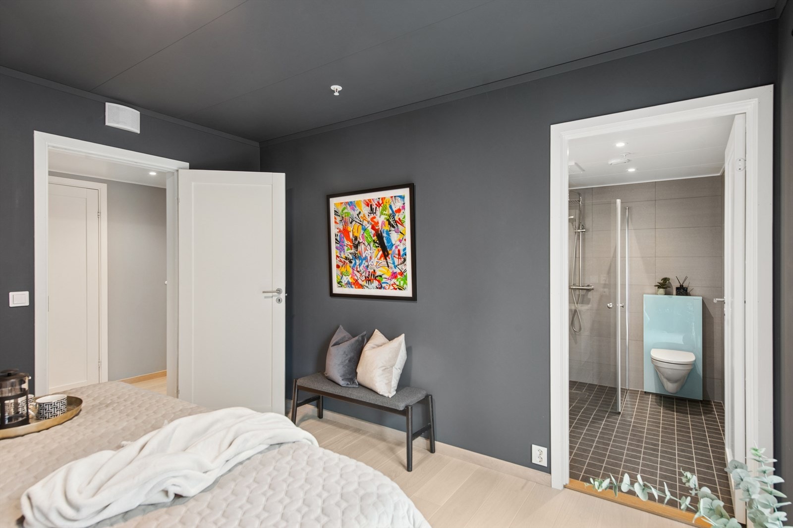 Hovedsoverommet er meget romslig og gir deg direkte tilgang til eget bad. Galleribilde