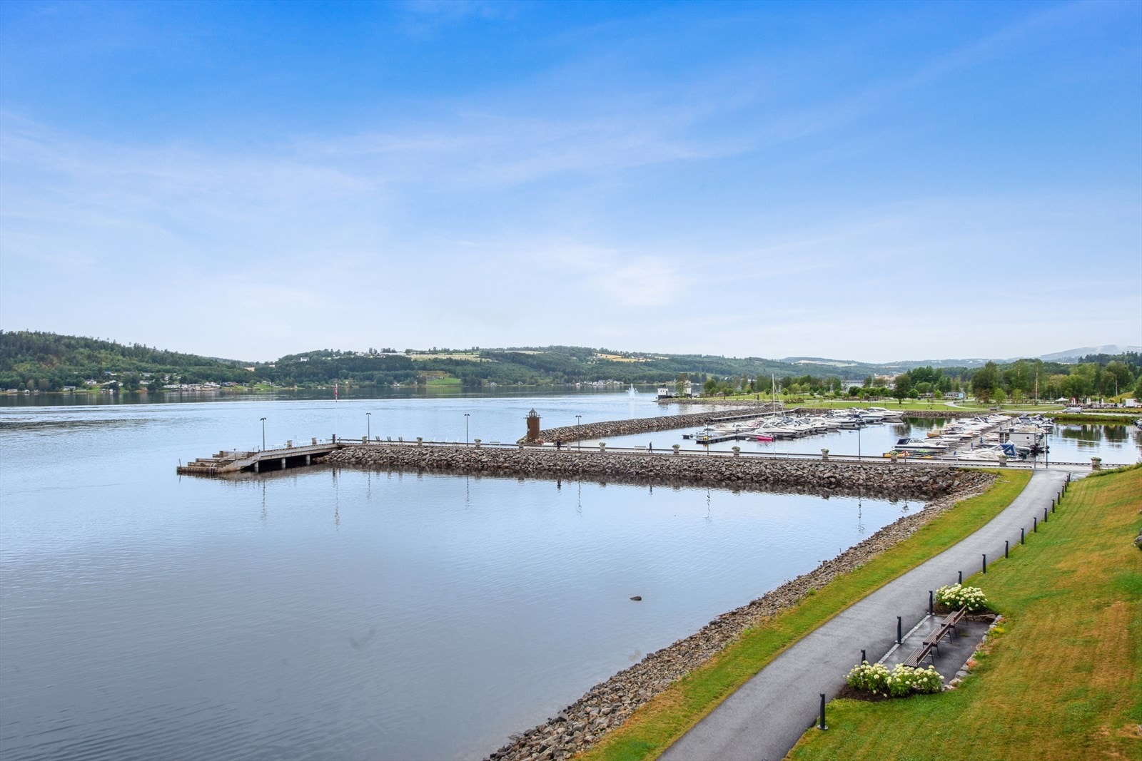Fra balkongen kan du se båthavna og Mjøsparken. Galleribilde