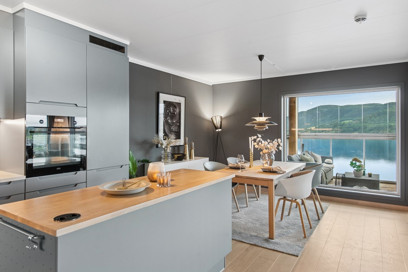 Åpen løsning mellom kjøkken og stue. Her kan du enkelt holde samtalen i gang under matlagingen. Galleribilde