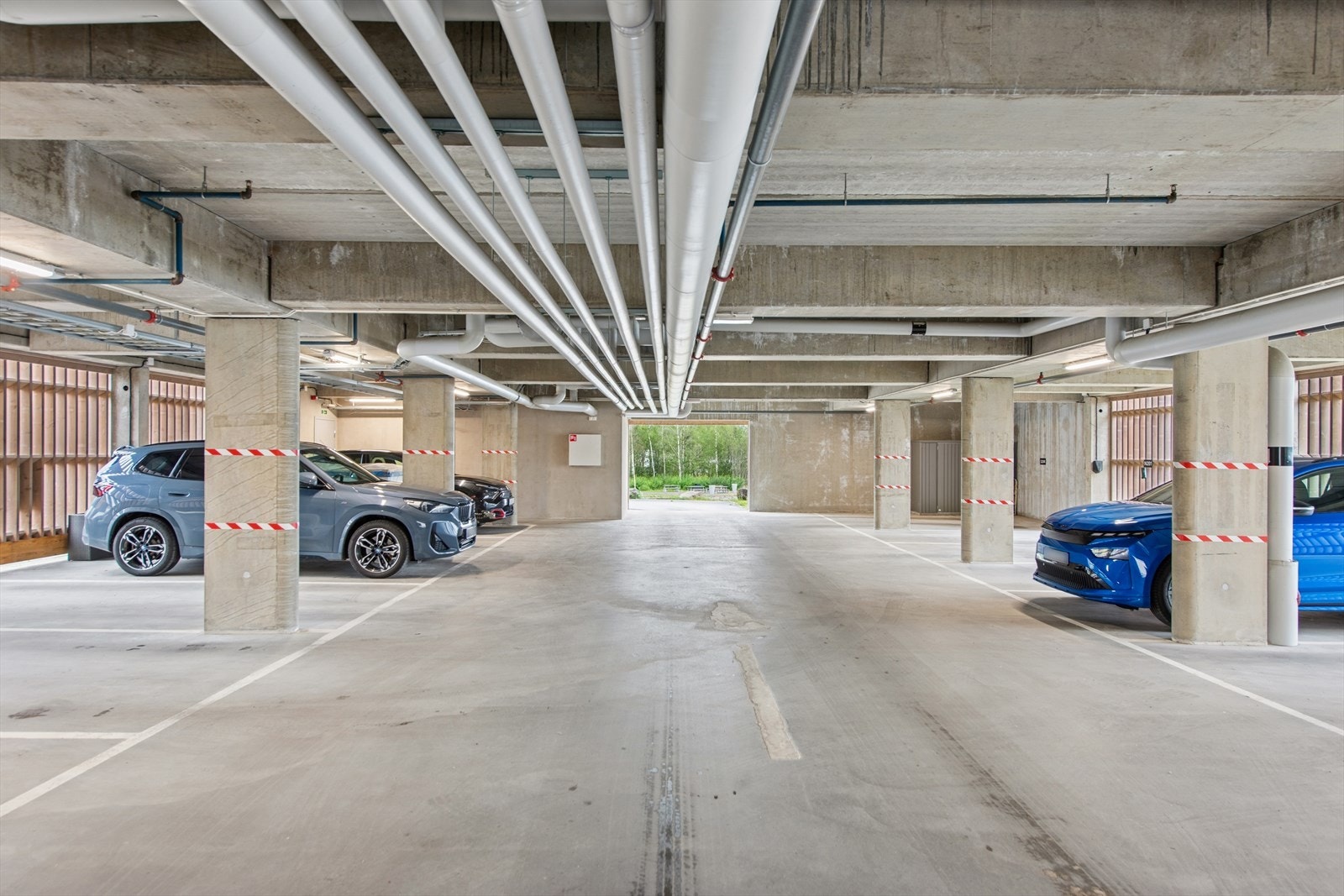 Leiligheten har 2 parkeringsplasser i parkeringsetasje med elbillader. Galleribilde