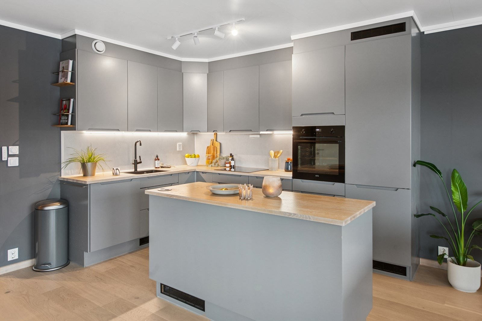 Kjøkkenet er påkostet med med egen kjøkkenøy, kitchenboard i benkerygg, ny benkeplate fra 2025. Galleribilde