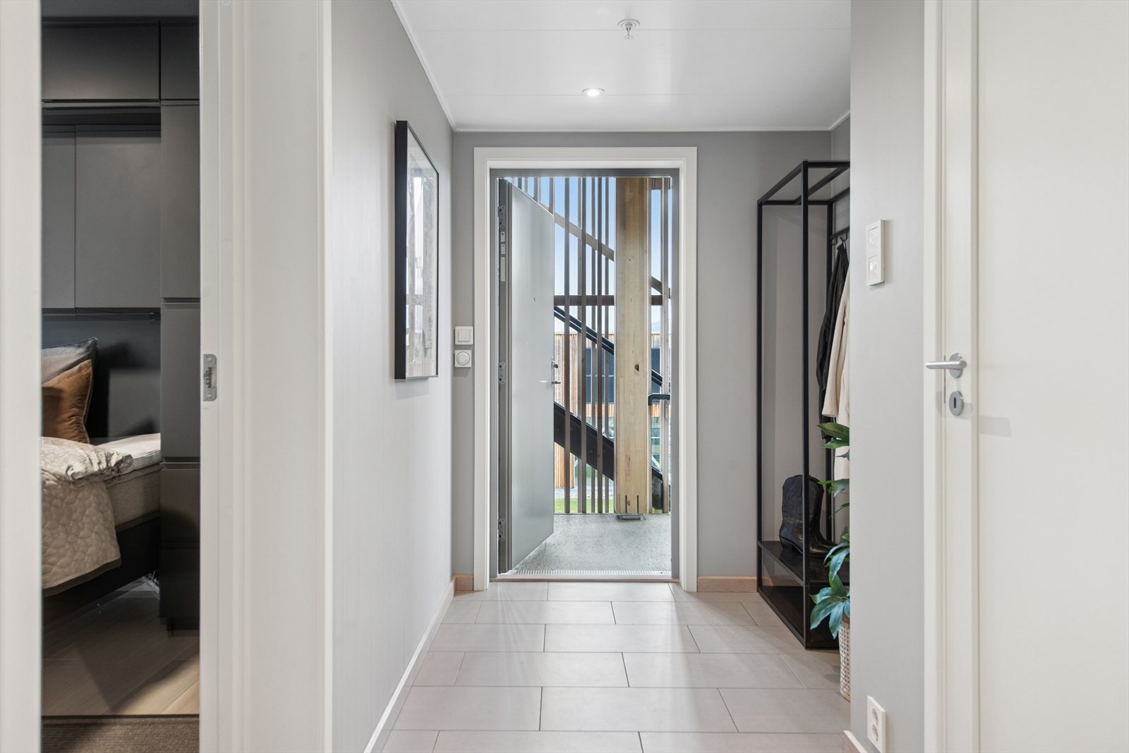 Leiligheten har en romslig gang belagt med flis på gulv som gjør det svært praktisk. I gangen har du muligheten til å henge fra deg yttertøy og sette fra deg skoene. Galleribilde