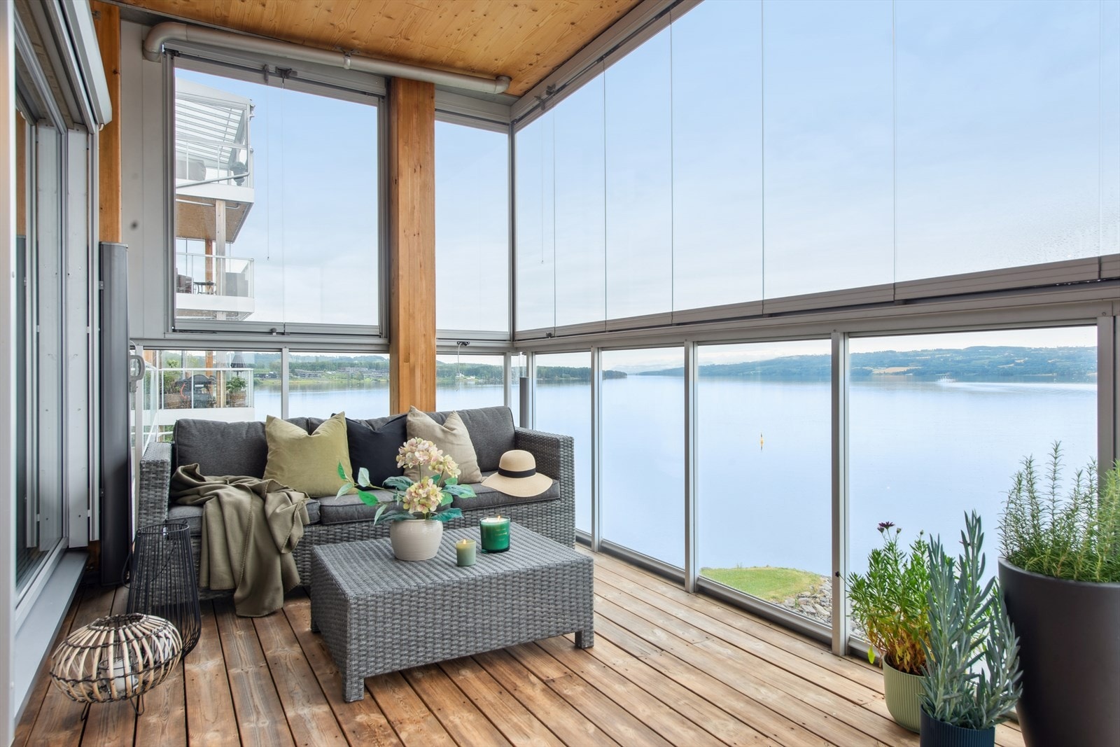 På balkongen har du flere møbeleringsmuligheter. Galleribilde