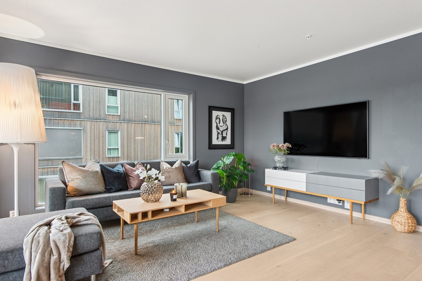 Stuen fremstår som romslig med gode møbeleringsmuligheter. I stuen er det montert screens. Galleribilde