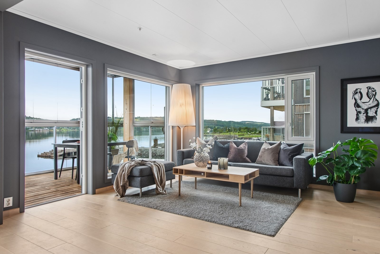 Svært innbydende stue med store vindusflater med adkomst til utvendig innglasset balkong. Galleribilde