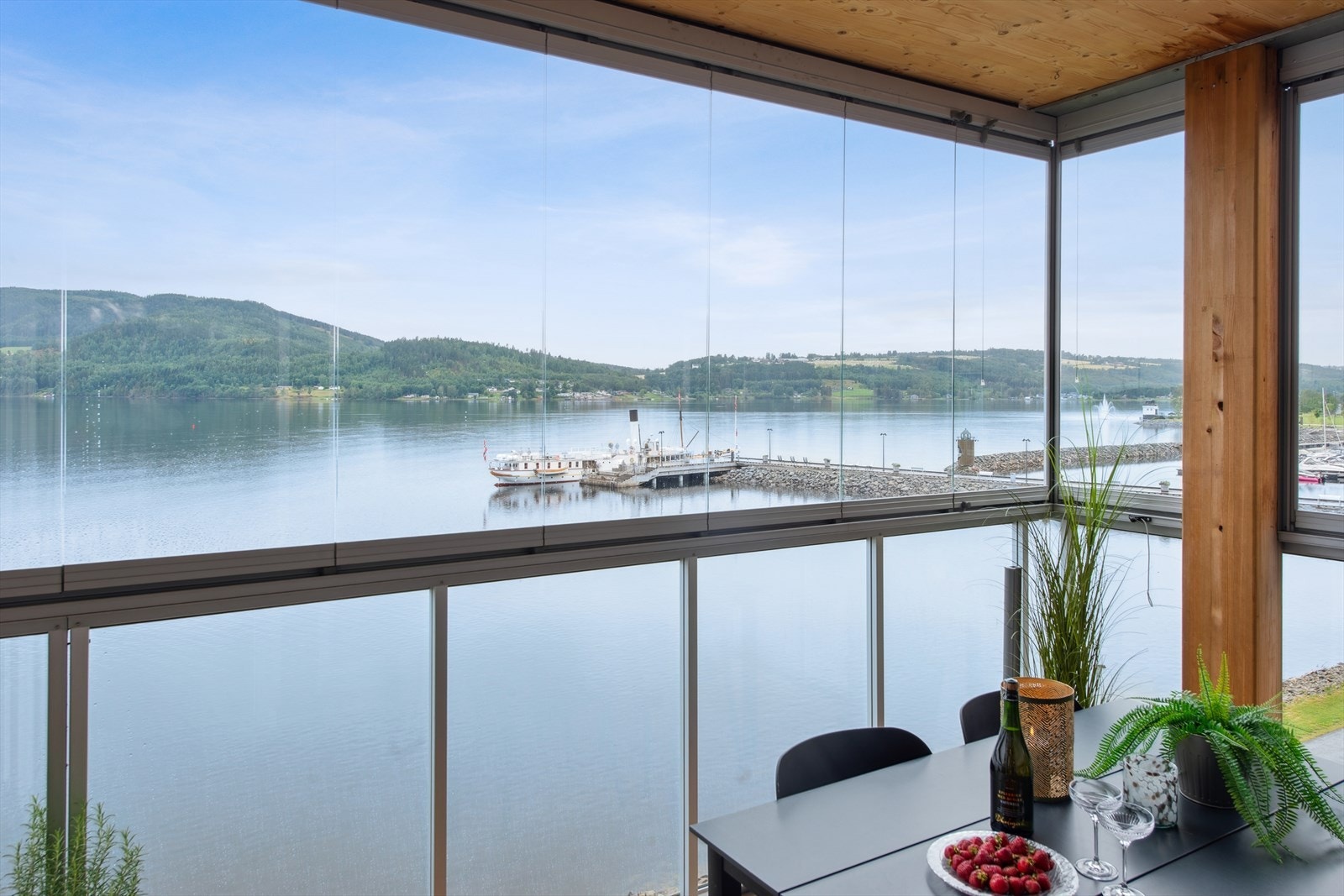 Fra balkongen kan du nyte utsikten over Mjøsas hvite svane. Galleribilde