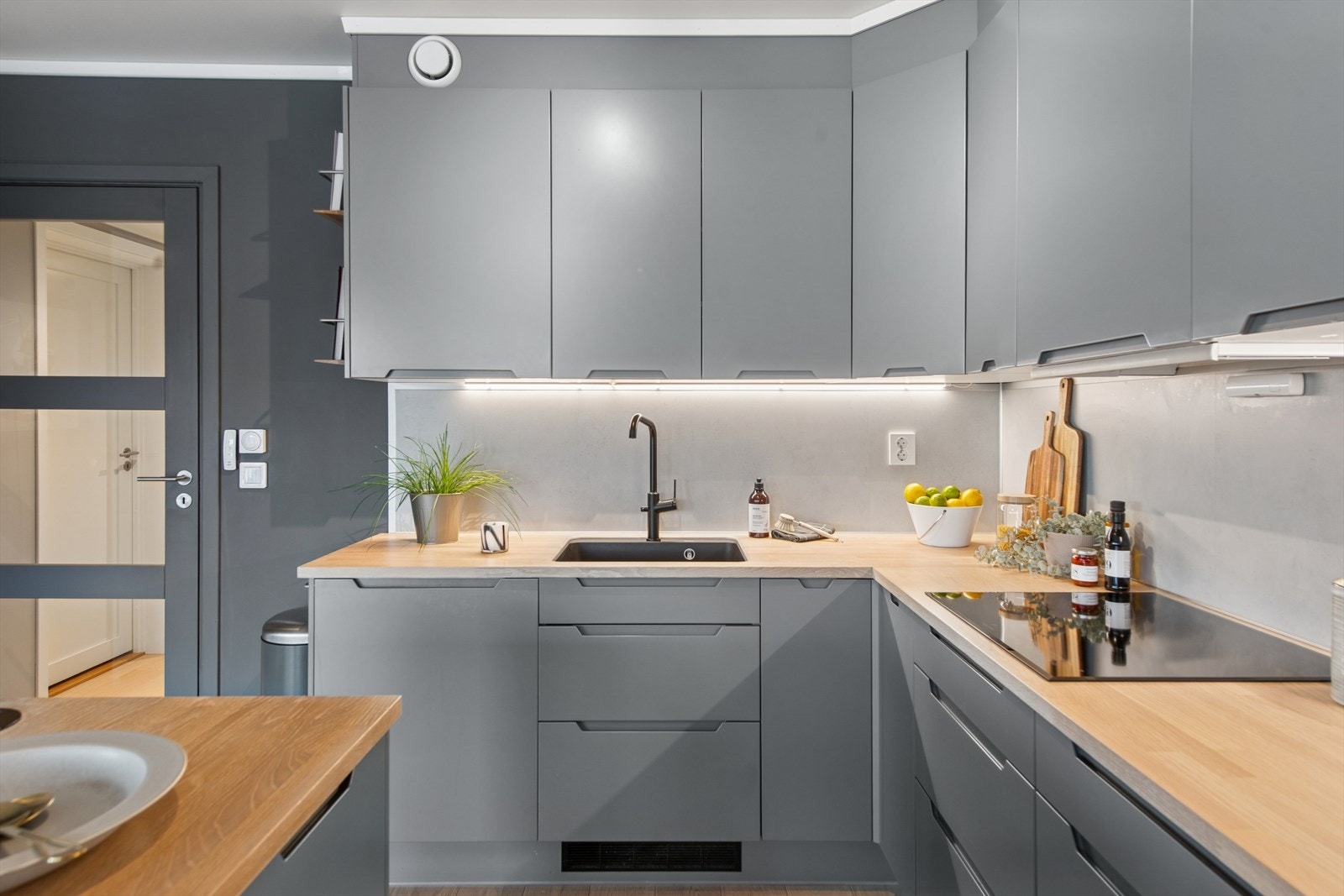 Kjøkkenet har rikelig med benkeplass som gir deg gode matlagingsopplevelser. Galleribilde