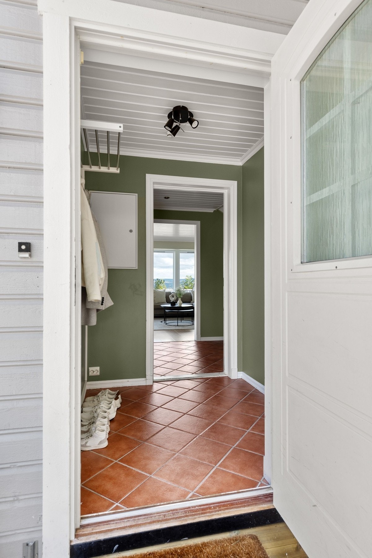 Velkommen inn! Romslig flislagt entré med varmekabler i gulv. Galleribilde