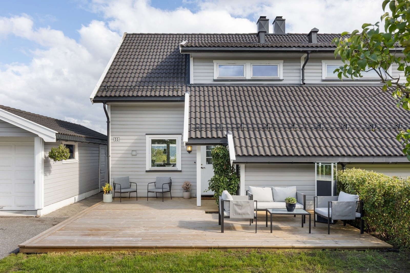 Plattingen er av god størrelse med plass til loungemøbler, her er det gode solforhold som varer til sent på kveld sommerstid. Galleribilde