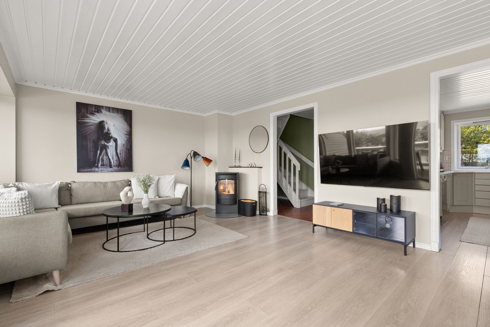 Lys og romslig stue med vedovn og god plass til både sofagruppe og spiseplass. Galleribilde