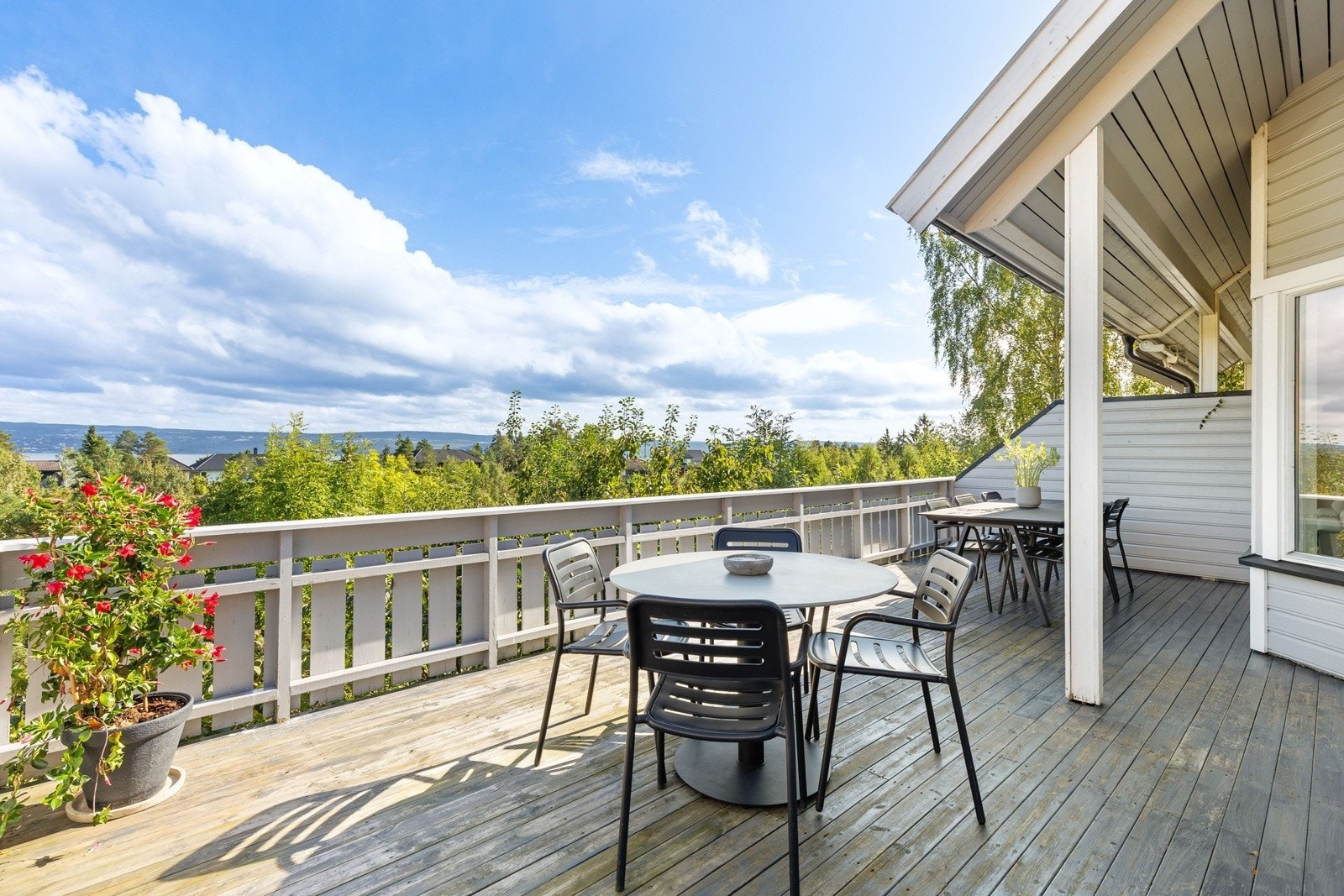 Høyt og fritt beliggende terrasse uten innsyn. Flott utsikt over Hellvik og fjorden, med morgen og formiddagssol. Galleribilde
