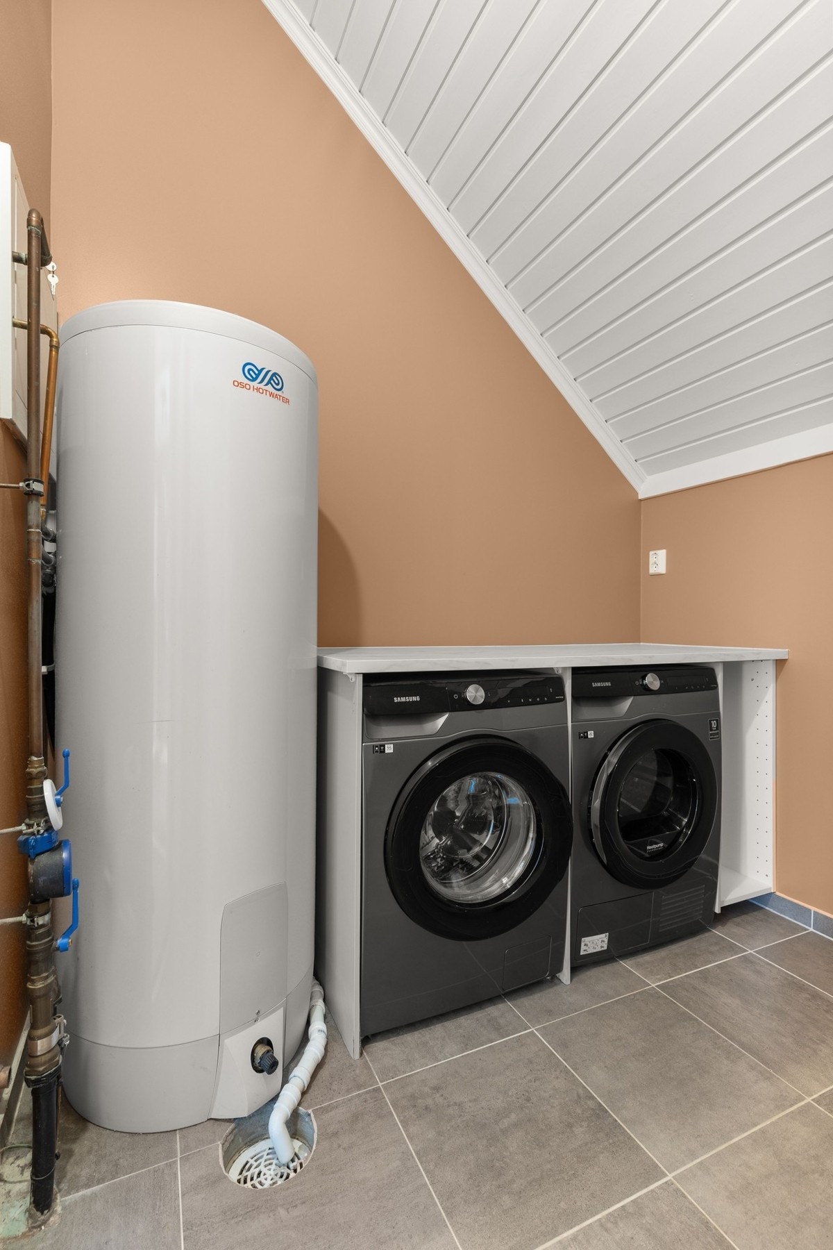 Vaskerommet ble etablert i april 2022 i tidligere bod. Rommet er flislagt, har varmekabler i gulv og er tilrettelagt med opplegg for vaskemaskin og tørketrommel. Galleribilde