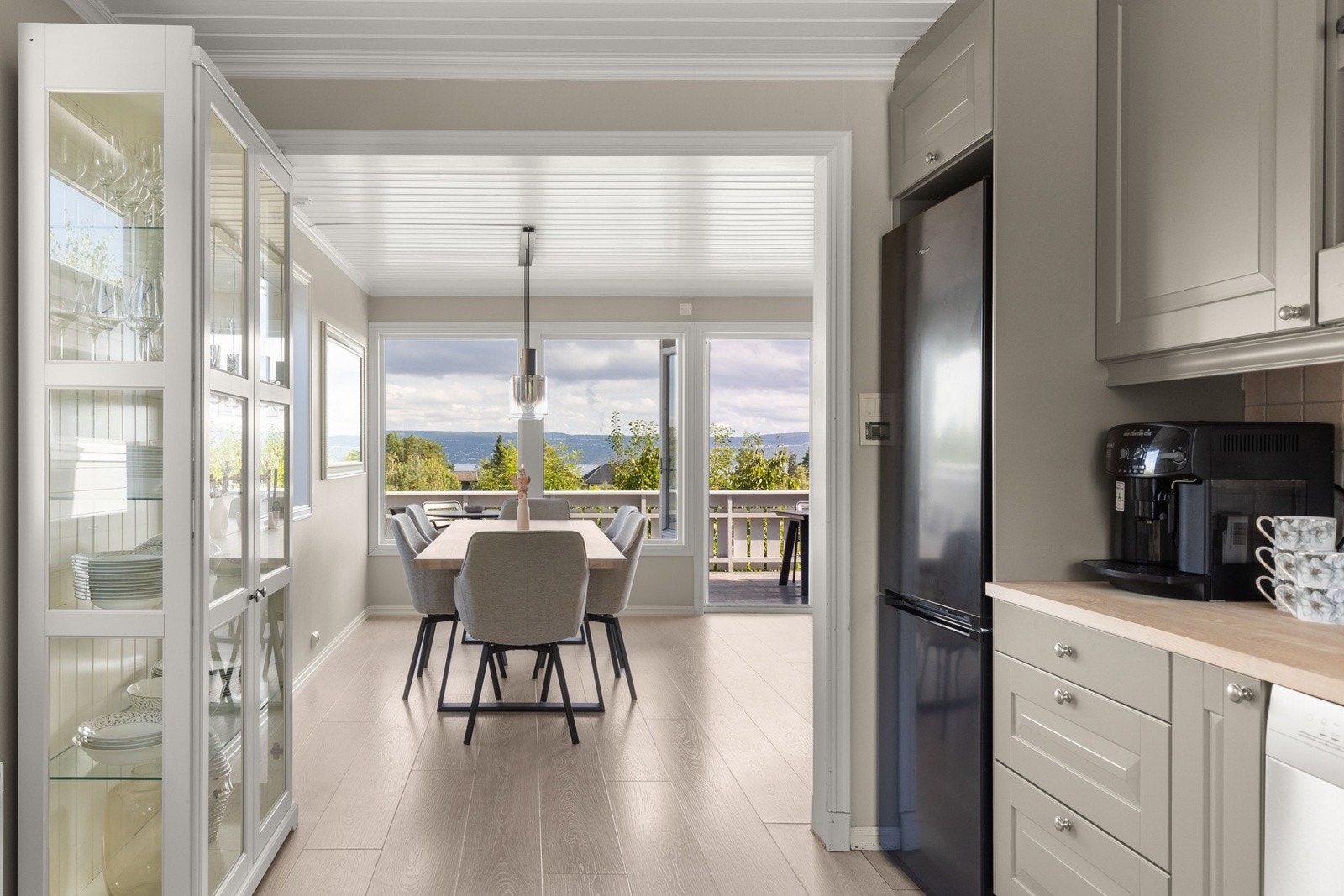 Boligen har en god planløsning, men delvis separat kjøkken i tilknytting til spisestuen. Galleribilde