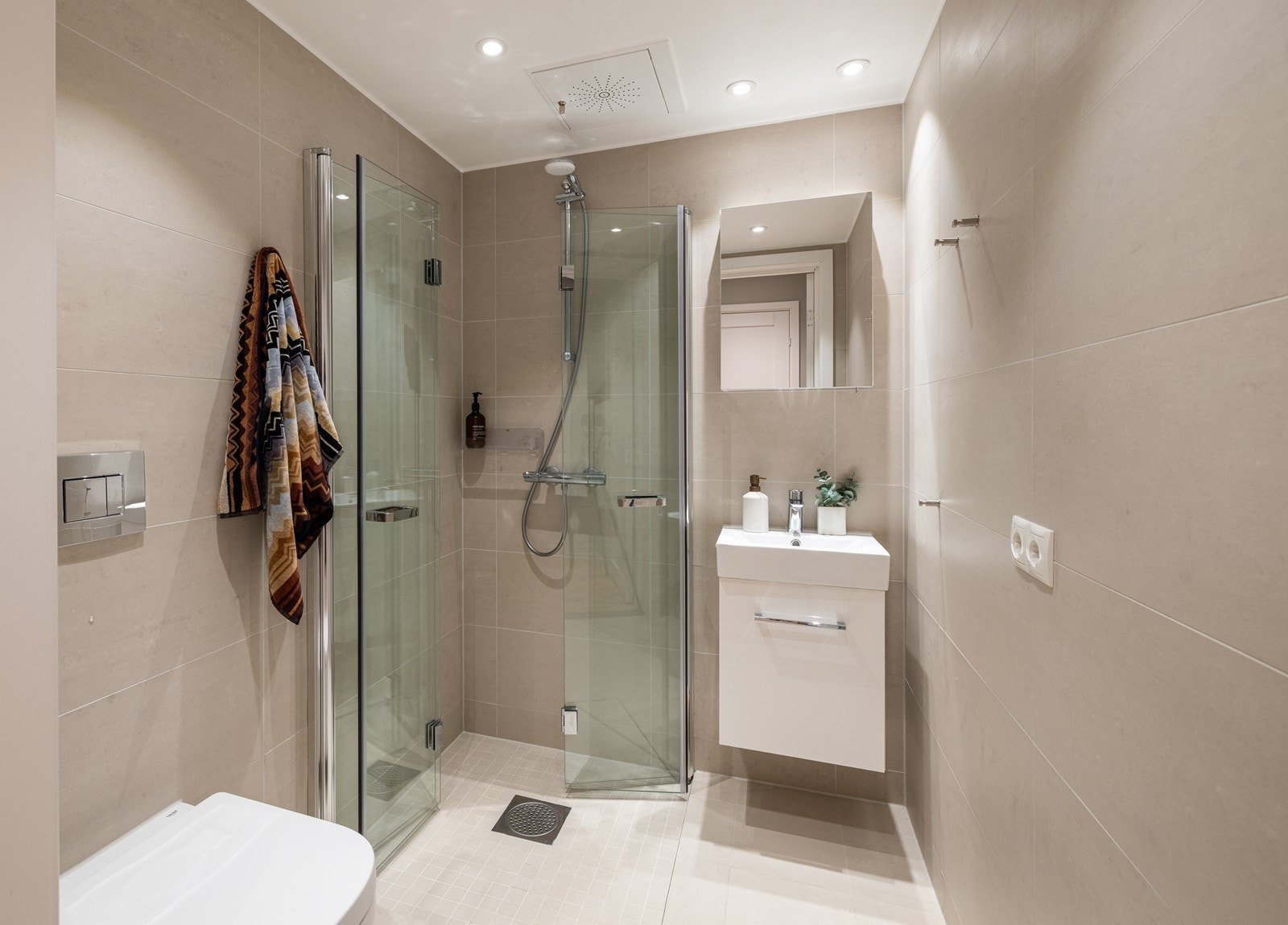 Bad II i samme utførelse som hovedbadet, med dusjhjørne - perfekt for en hektisk hverdag. Også varme i gulv. Galleribilde