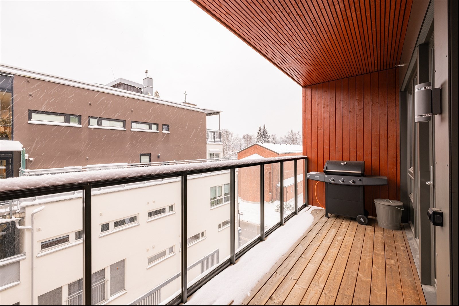 Overbygget balkong med lun og skjermet atmosfære. En naturlig forlengelse av stuen. Galleribilde