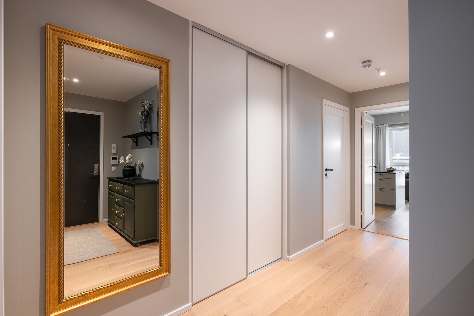 Hyggelig entré med garderobe og god plass til av- og påkledning. Galleribilde