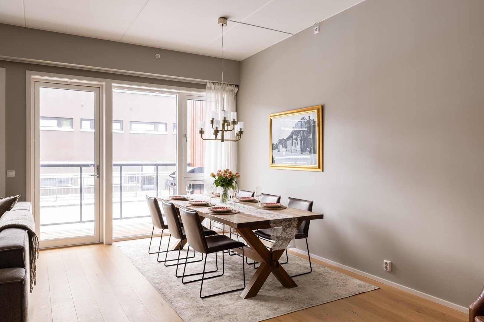 Spisestue med naturlig plassering mellom kjøkken og stue. Perfekt for både hverdagsmåltider og middager med gjester. Galleribilde