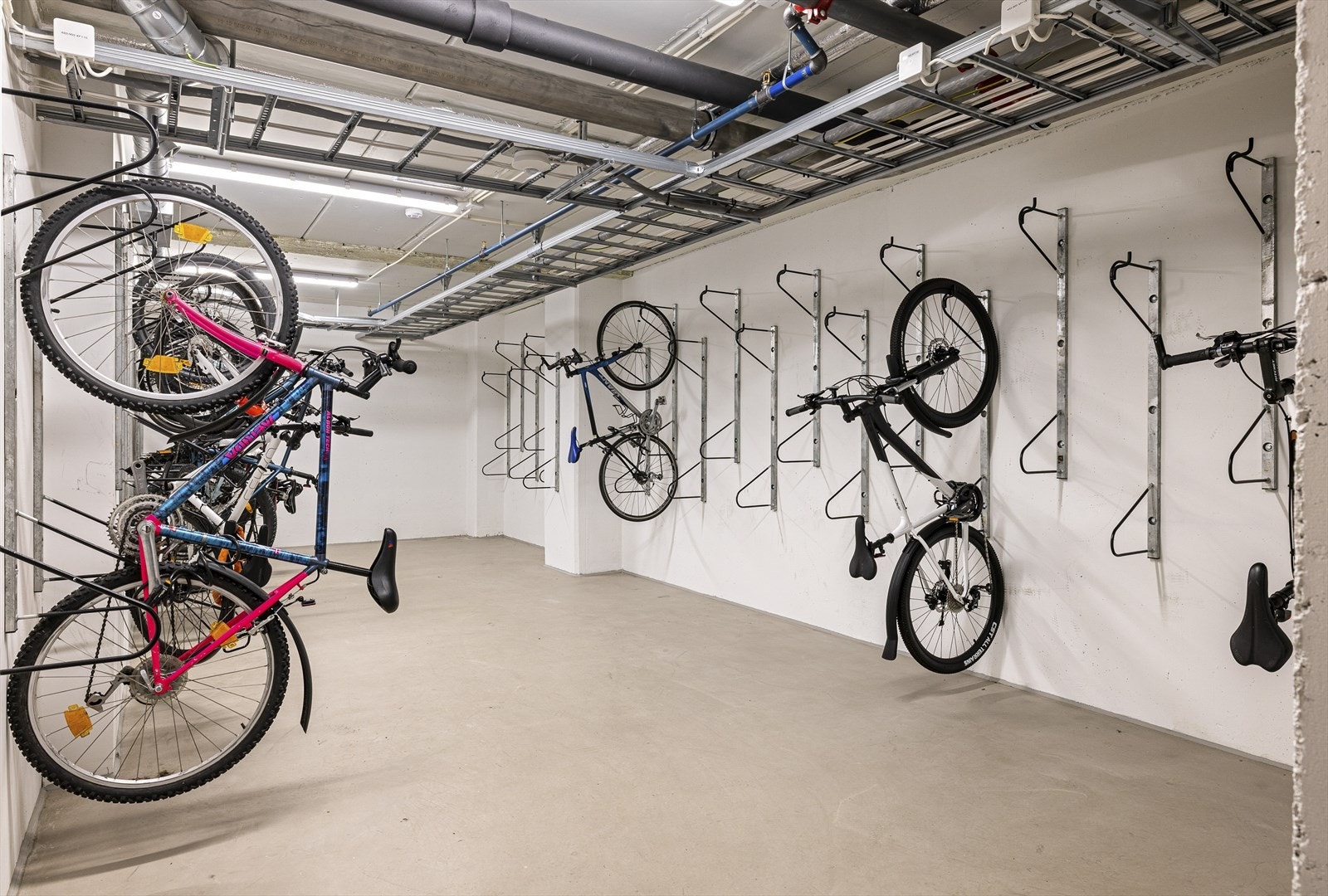 Genial og moderne sykkelparkering. Galleribilde