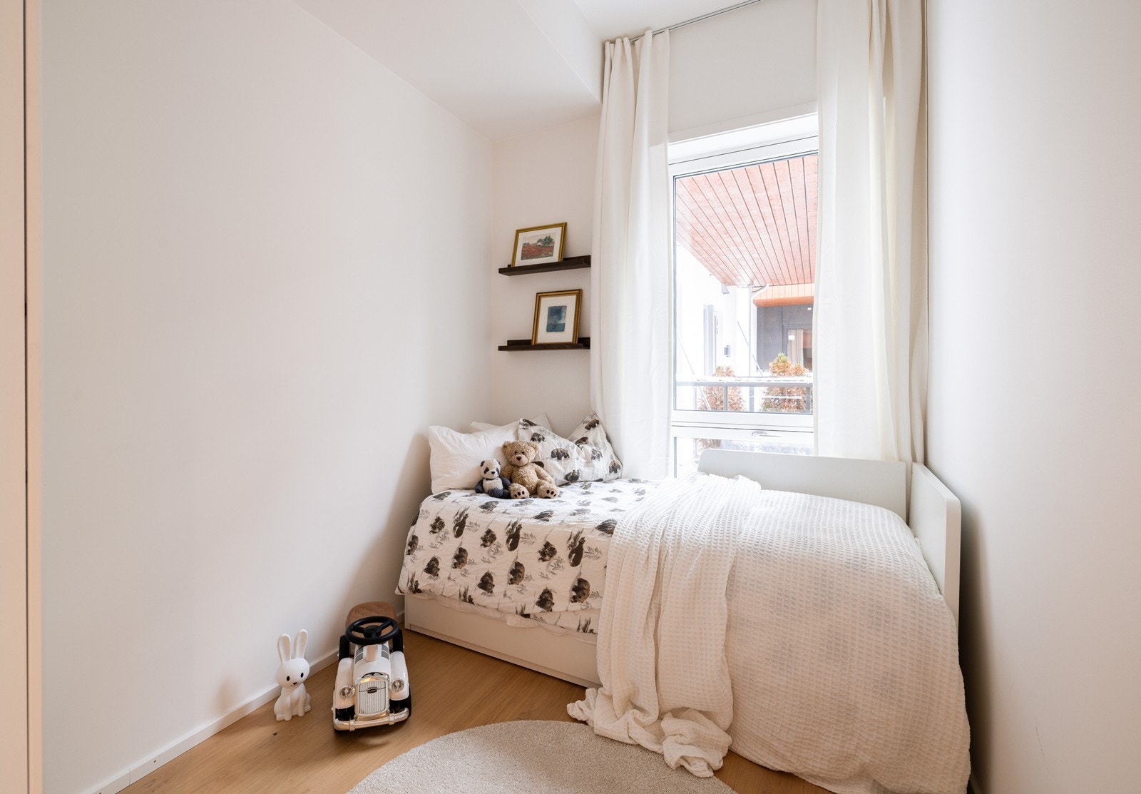 Soverom II som egner seg godt som barnerom, gjesterom eller kontor. Lyst og lettmøblert rom. Galleribilde